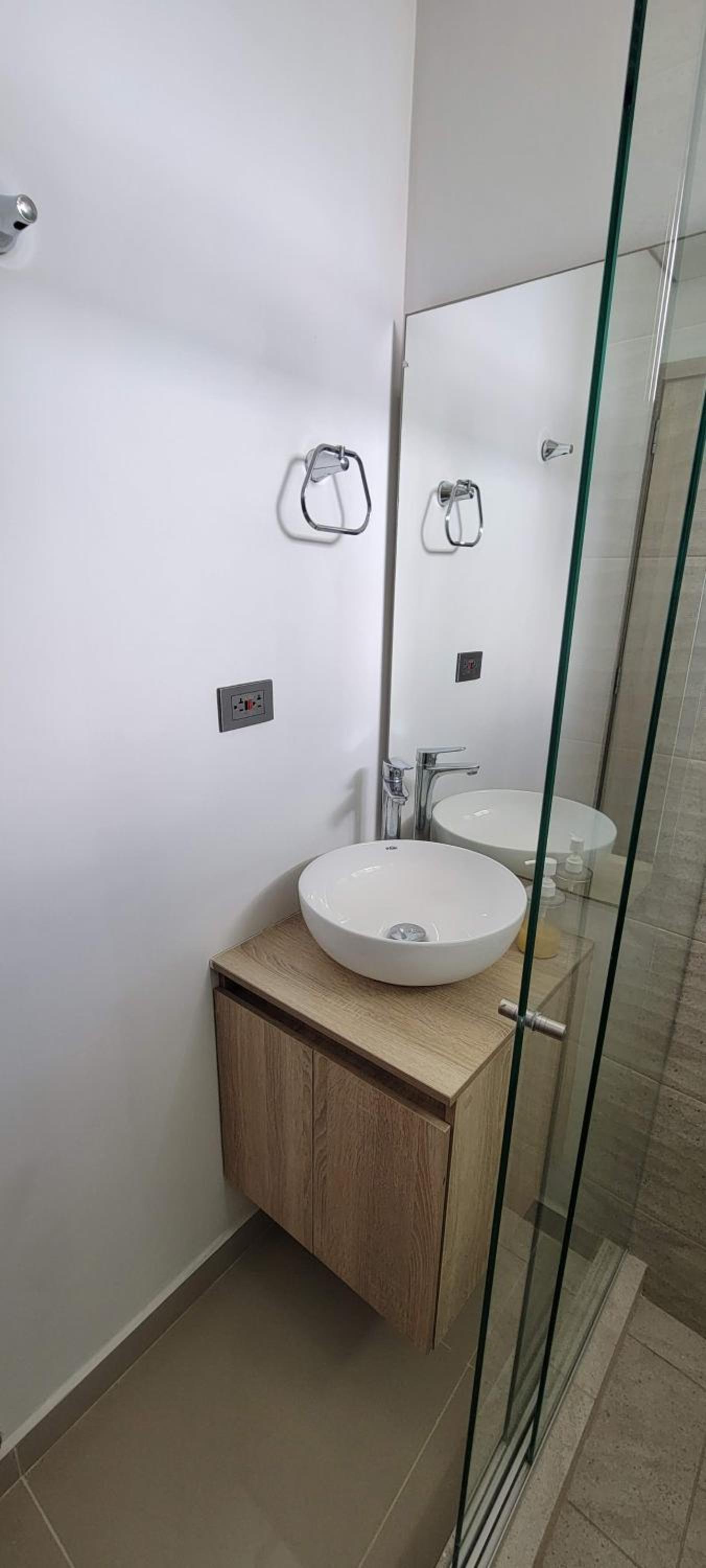 Stunning Infinity Pool, Balcony, steps from Walled City & Marbella Beach