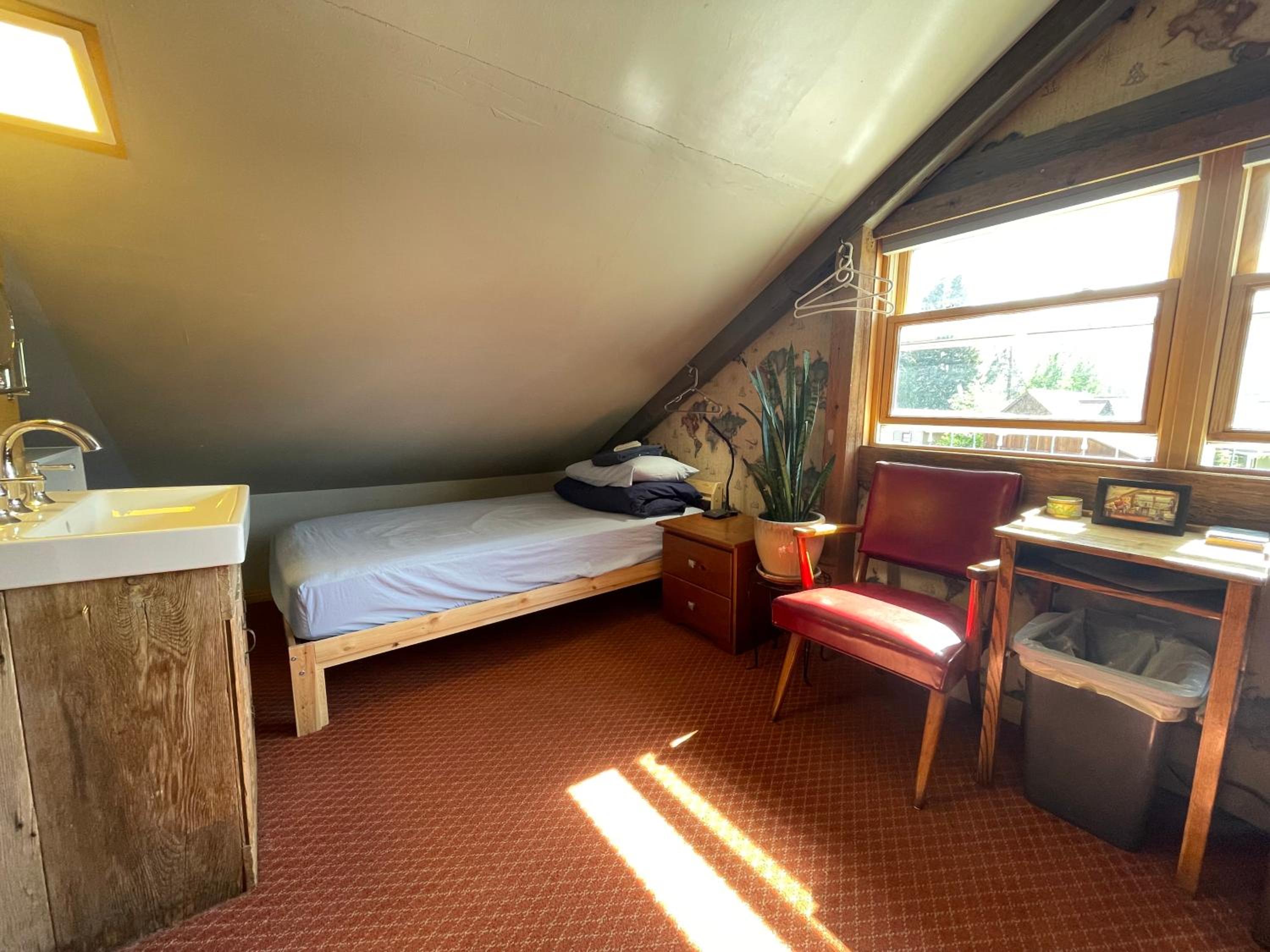 Fireside Inn & Hostel