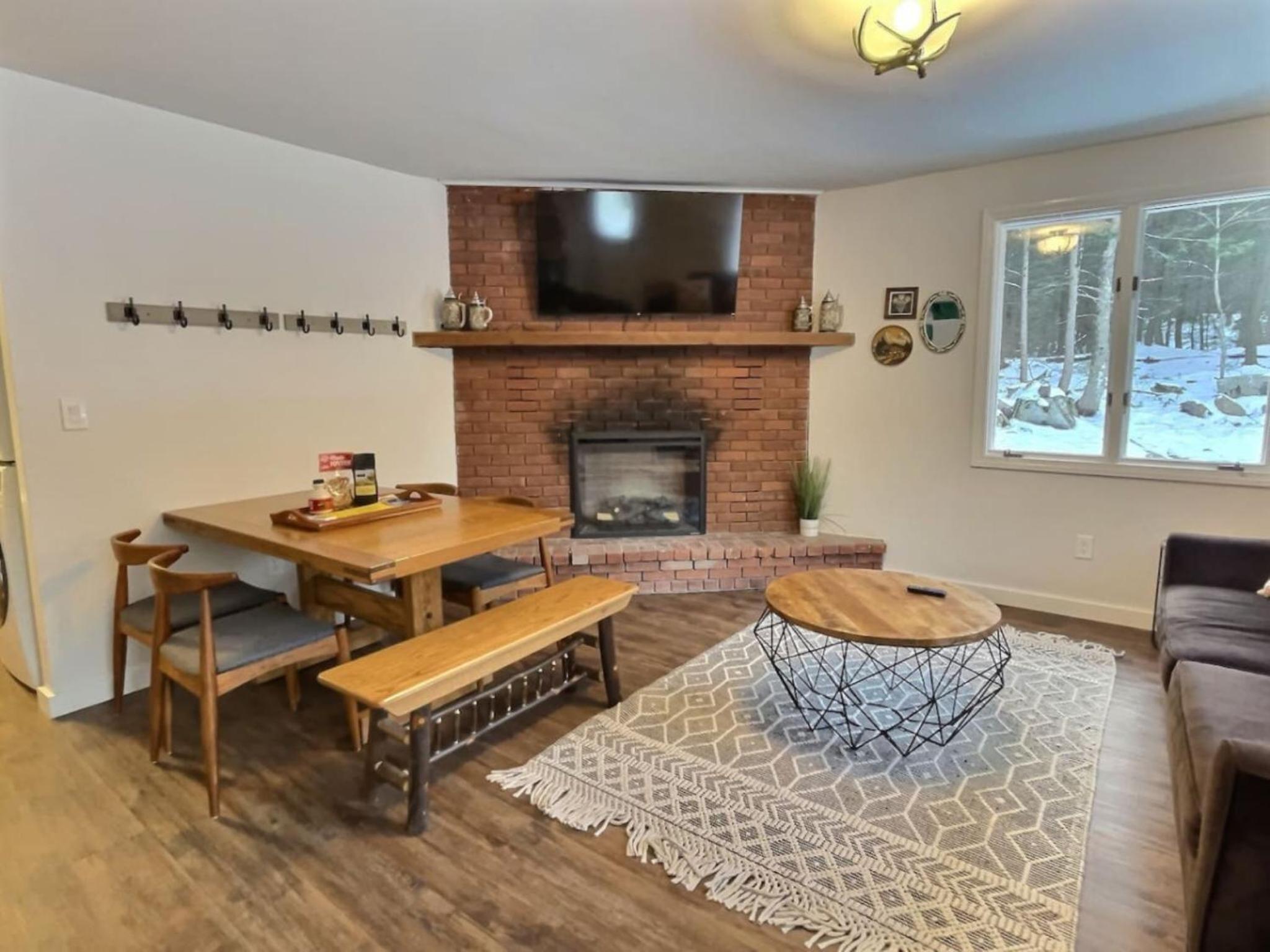 BearHaus Central AC, HUGE Hot Tub, Awesome FirePit