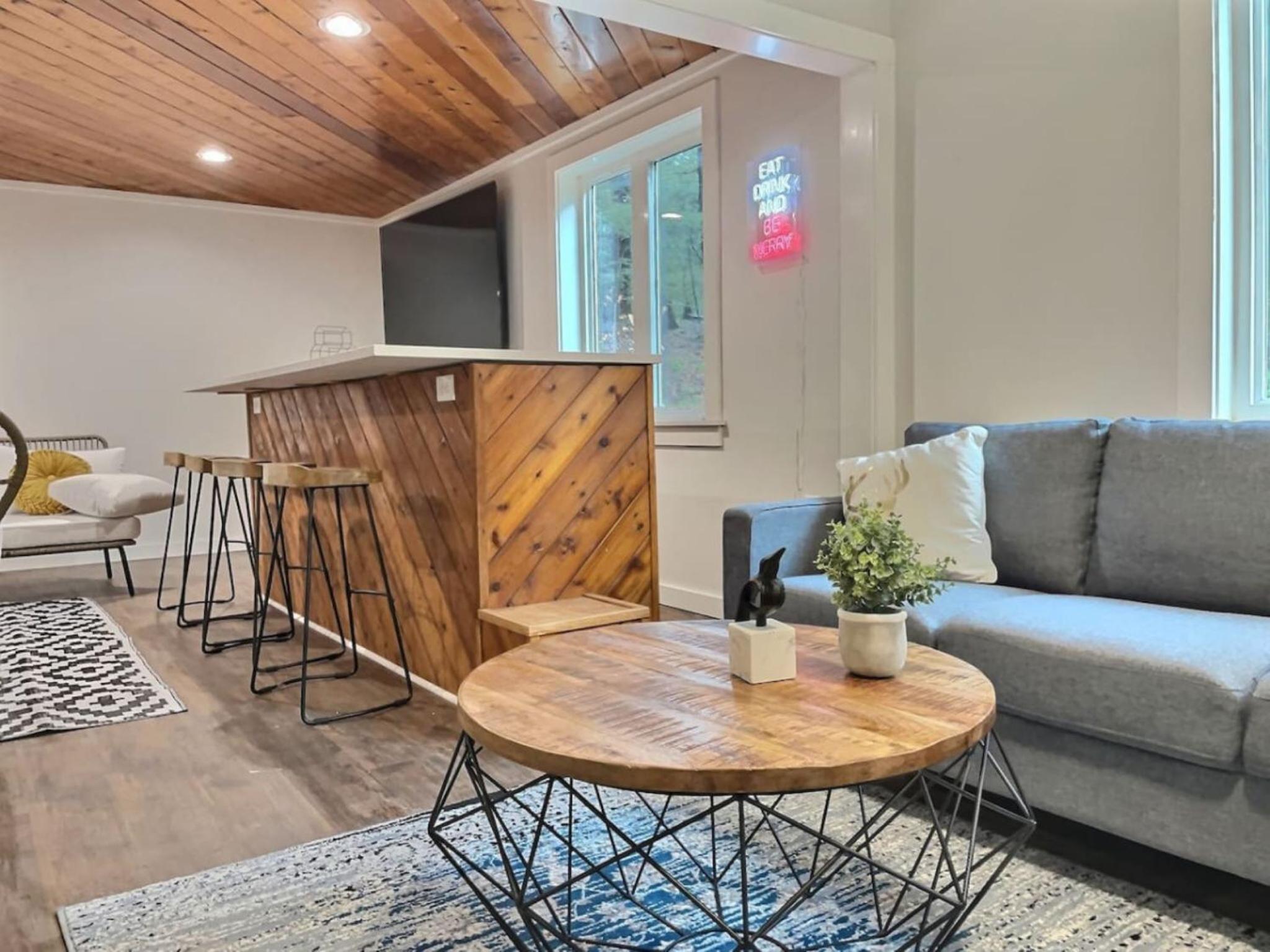 BearHaus Central AC, HUGE Hot Tub, Awesome FirePit