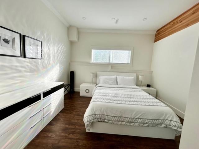 Kelowna Vacations - 2 Suites Not-Interconnected - 2 plus 1 Washroom - Heated Pool and Hot Tub - Property Image 3
