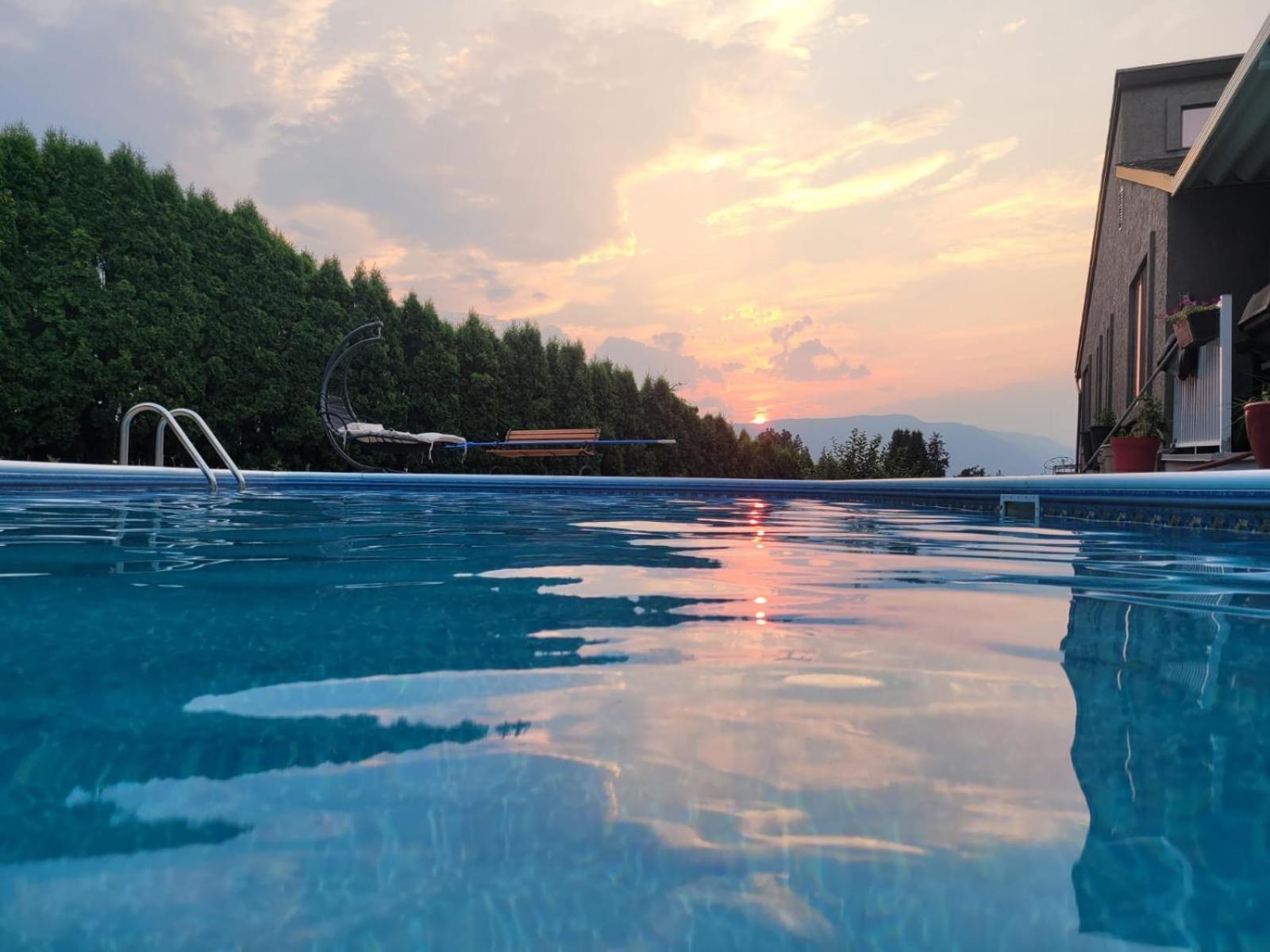 Kelowna Vacations - 2 Suites Not-Interconnected - 2 plus 1 Washroom - Heated Pool and Hot Tub - Property Image 19
