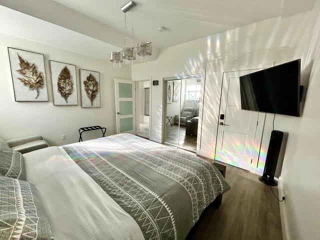 Kelowna Vacations - 2 Suites Not-Interconnected - 2 plus 1 Washroom - Heated Pool and Hot Tub - Property Image 1