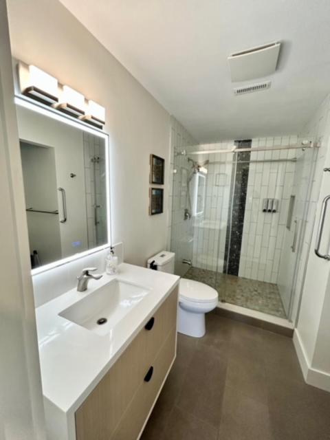 Kelowna Vacations - 2 Suites Not-Interconnected - 2 plus 1 Washroom - Heated Pool and Hot Tub - Property Image 16