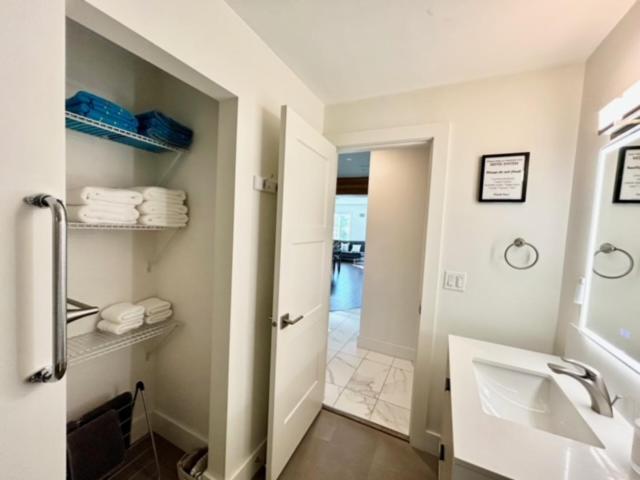 Kelowna Vacations - 2 Suites Not-Interconnected - 2 plus 1 Washroom - Heated Pool and Hot Tub - Property Image 7