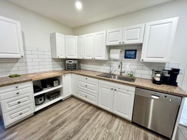 Kelowna Vacations - 2 Suites Not-Interconnected - 2 plus 1 Washroom - Heated Pool and Hot Tub - Property Image 18