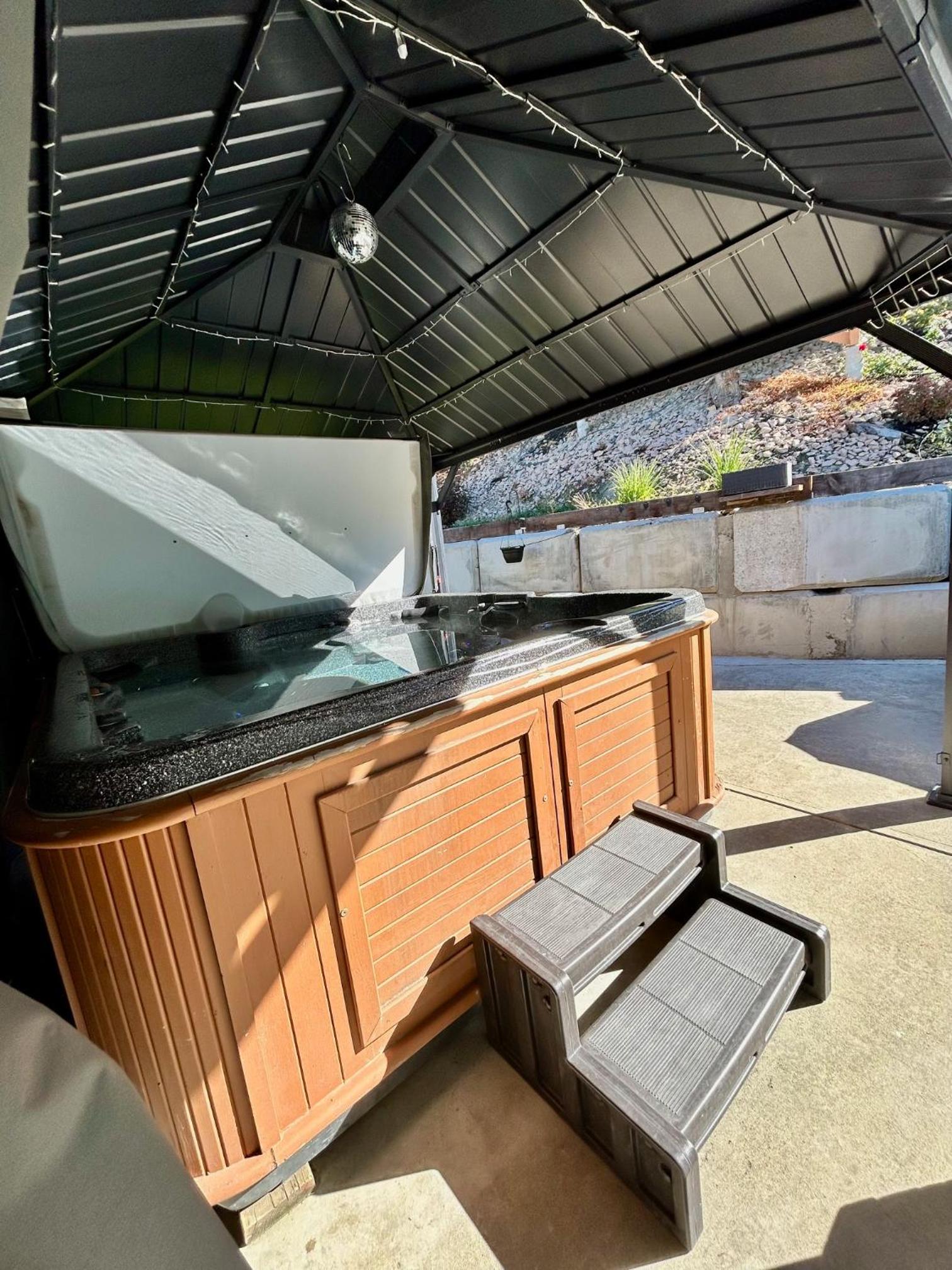 Kelowna Vacations - 2 Suites Not-Interconnected - 2 plus 1 Washroom - Heated Pool and Hot Tub - Property Image 39