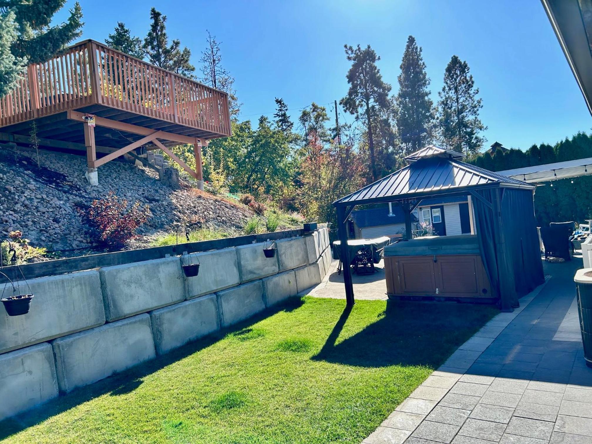 Kelowna Vacations - 2 Suites Not-Interconnected - 2 plus 1 Washroom - Heated Pool and Hot Tub - Property Image 42