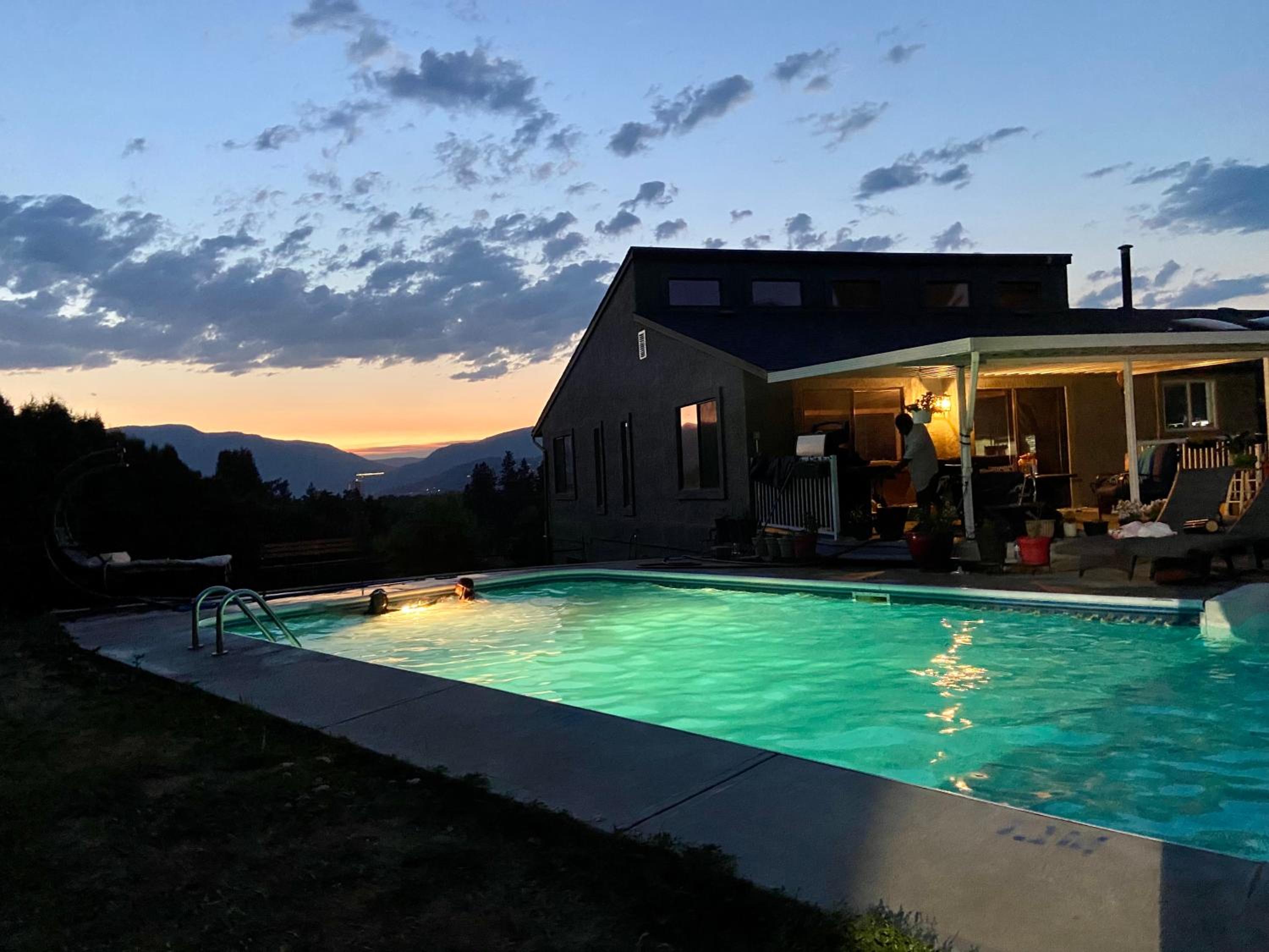 Kelowna Vacations - 2 Suites Not-Interconnected - 2 plus 1 Washroom - Heated Pool and Hot Tub - Property Image 36