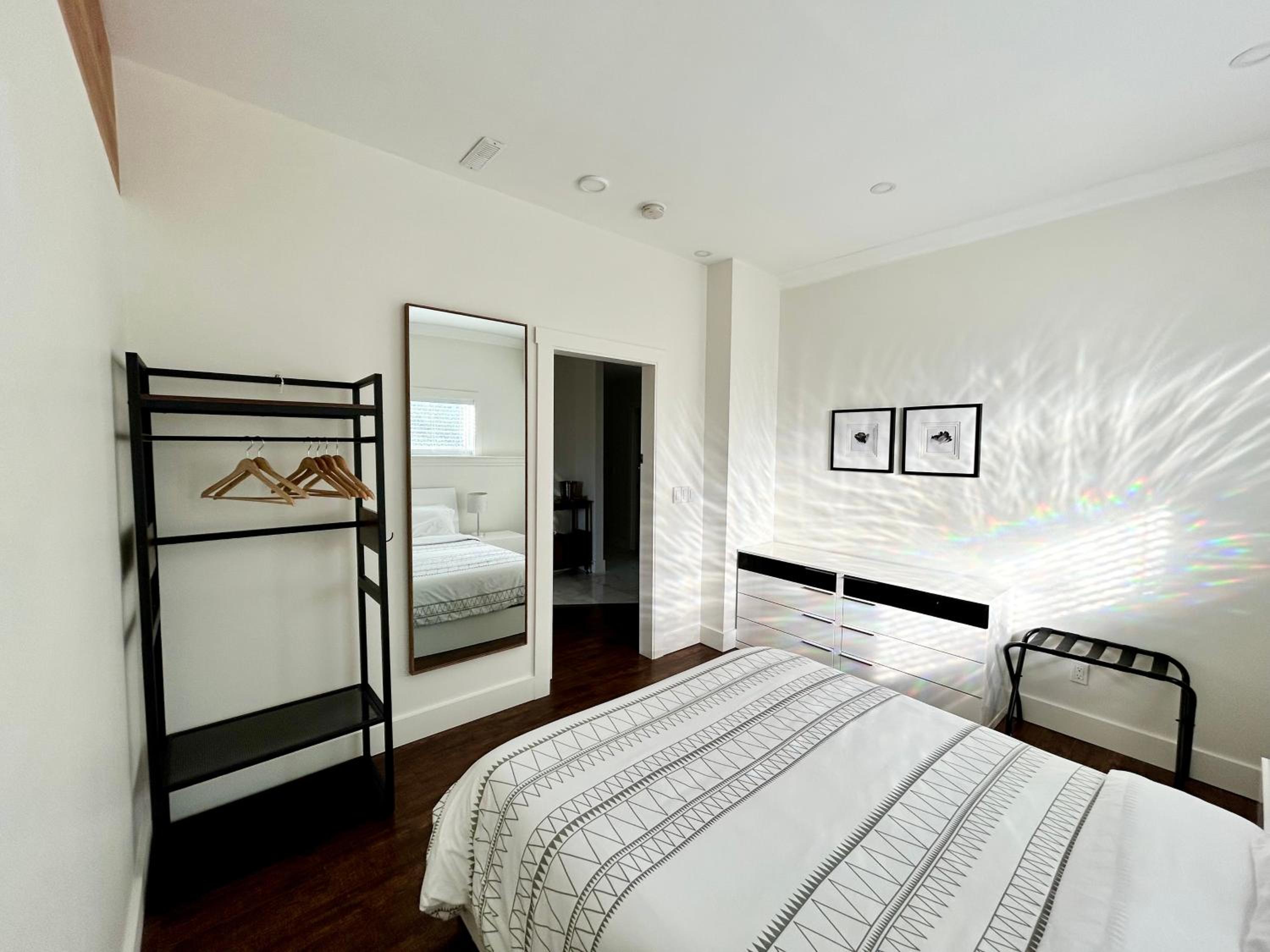 Kelowna Vacations - 2 Suites Not-Interconnected - 2 plus 1 Washroom - Heated Pool and Hot Tub - Property Image 34