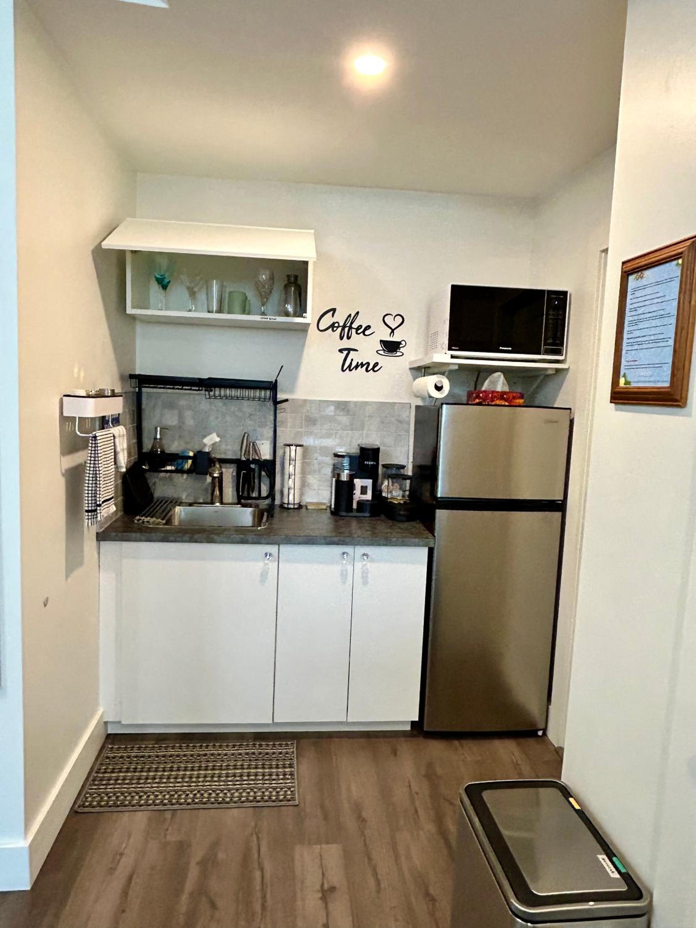 Kelowna Vacations - 2 Suites Not-Interconnected - 2 plus 1 Washroom - Heated Pool and Hot Tub - Property Image 25