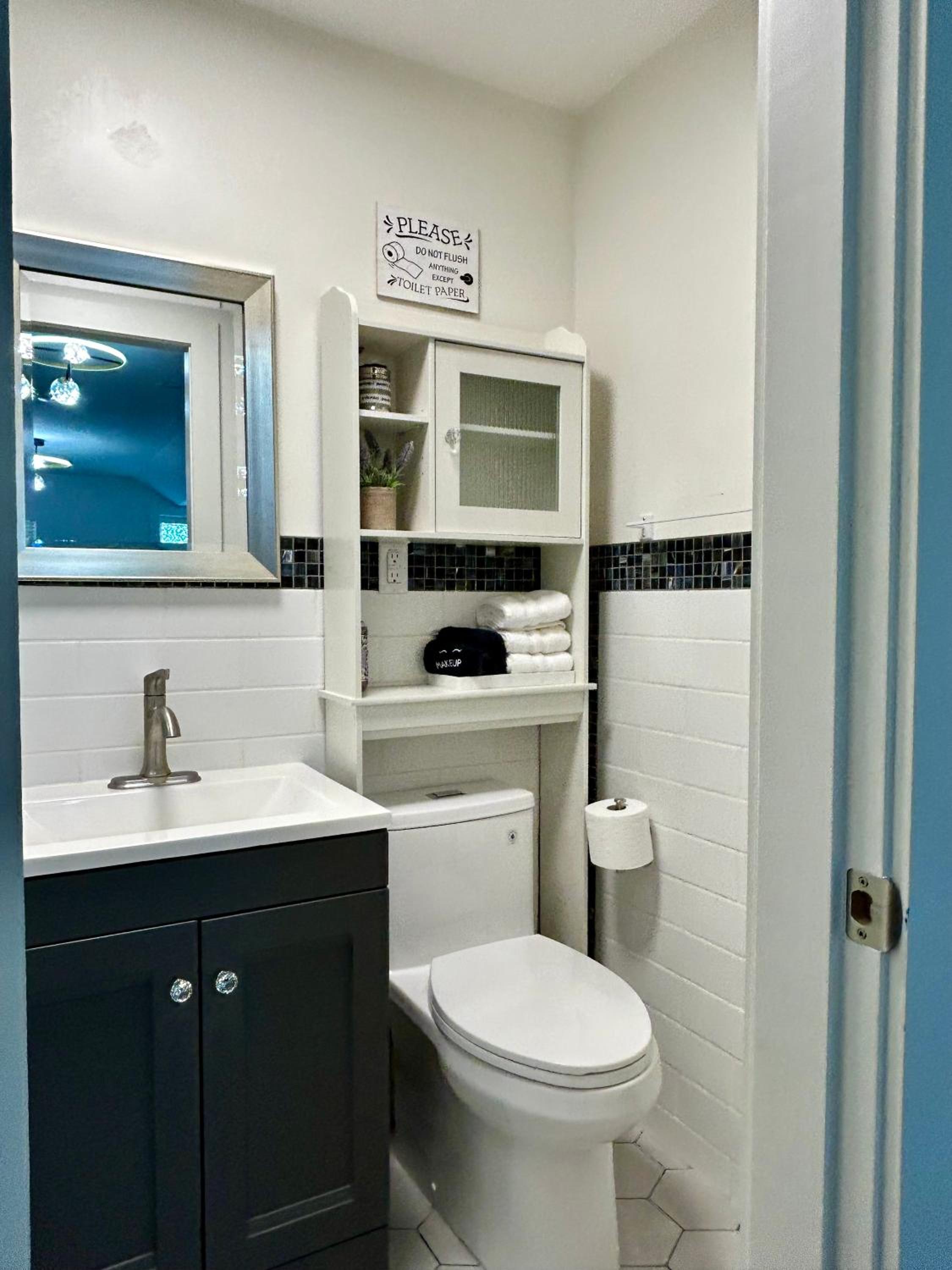 Kelowna Vacations - 2 Suites Not-Interconnected - 2 plus 1 Washroom - Heated Pool and Hot Tub - Property Image 24