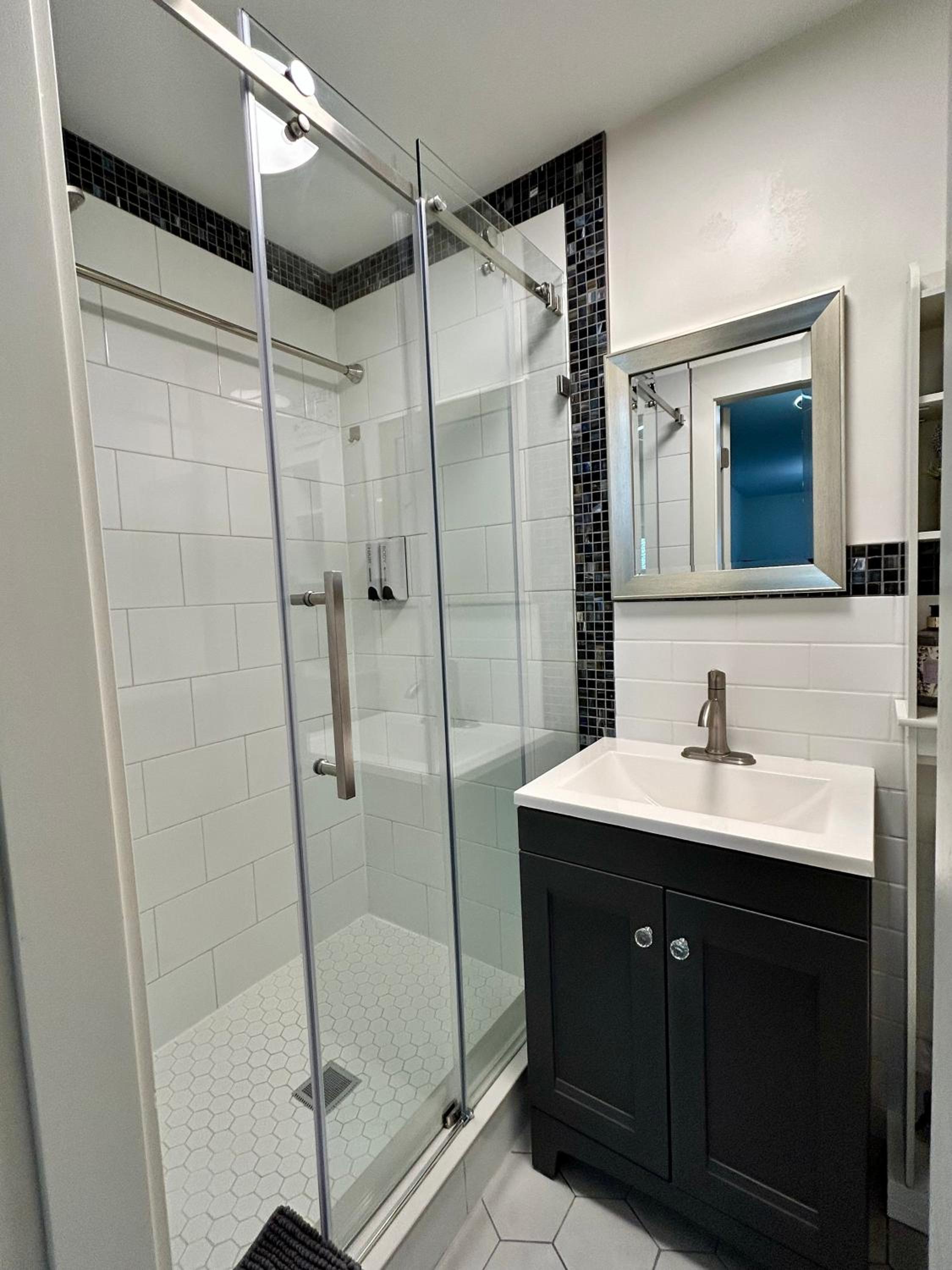 Kelowna Vacations - 2 Suites Not-Interconnected - 2 plus 1 Washroom - Heated Pool and Hot Tub - Property Image 20