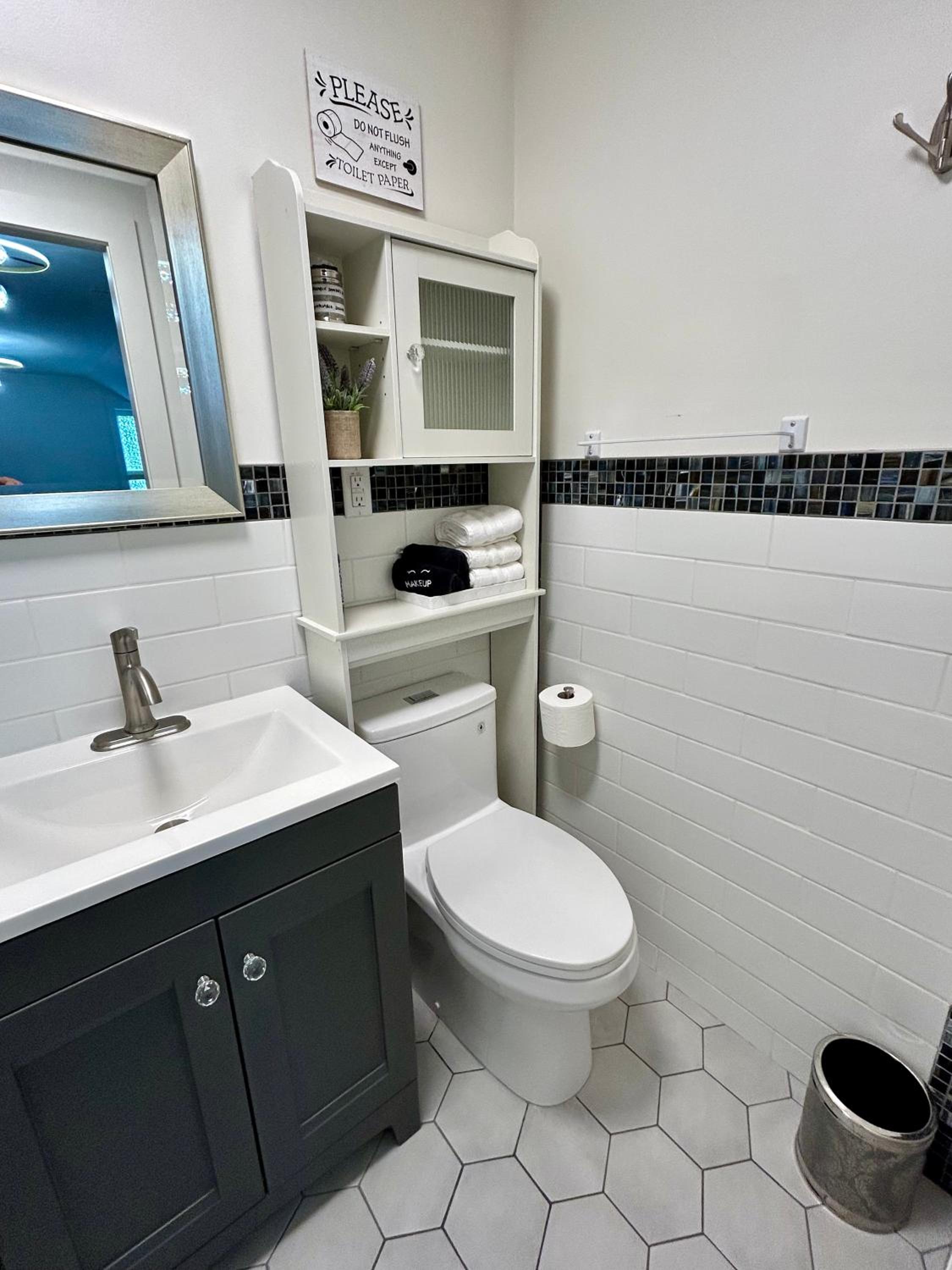 Kelowna Vacations - 2 Suites Not-Interconnected - 2 plus 1 Washroom - Heated Pool and Hot Tub - Property Image 27