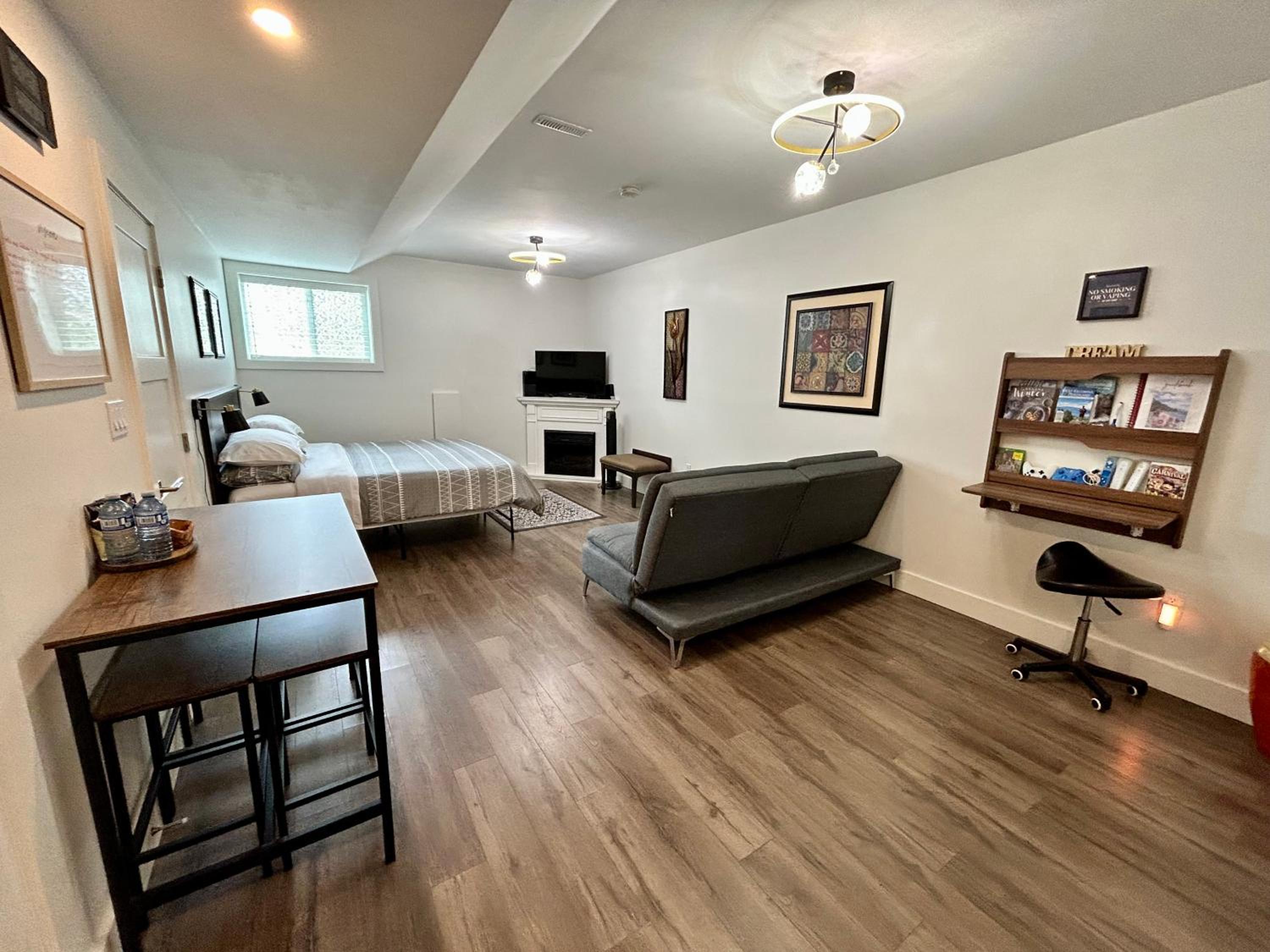 Kelowna Vacations - 2 Suites Not-Interconnected - 2 plus 1 Washroom - Heated Pool and Hot Tub - Property Image 32