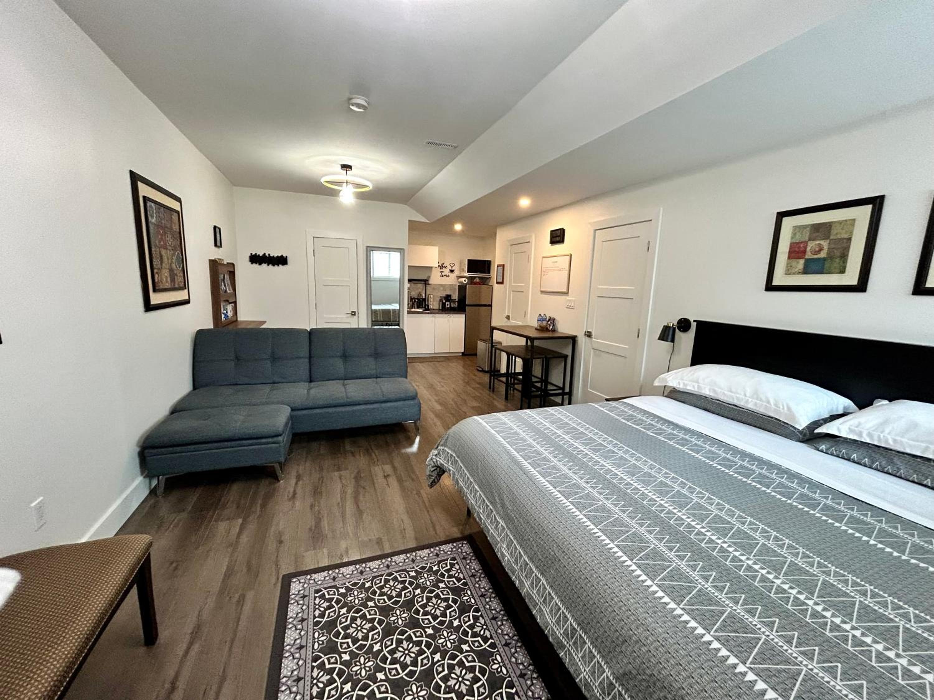 Kelowna Vacations - 2 Suites Not-Interconnected - 2 plus 1 Washroom - Heated Pool and Hot Tub - Property Image 33