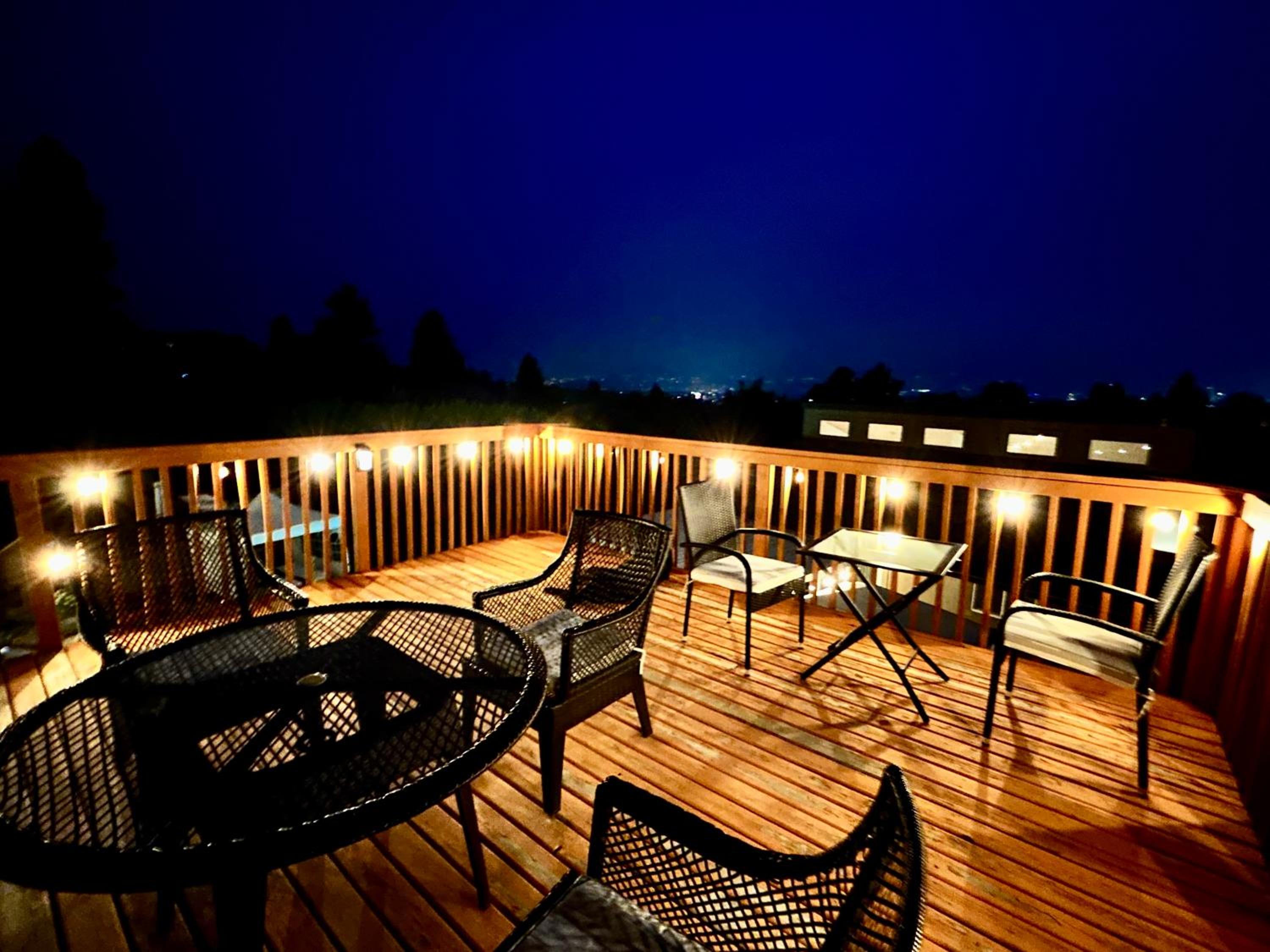 Kelowna Vacations - 2 Suites Not-Interconnected - 2 plus 1 Washroom - Heated Pool and Hot Tub - Property Image 49