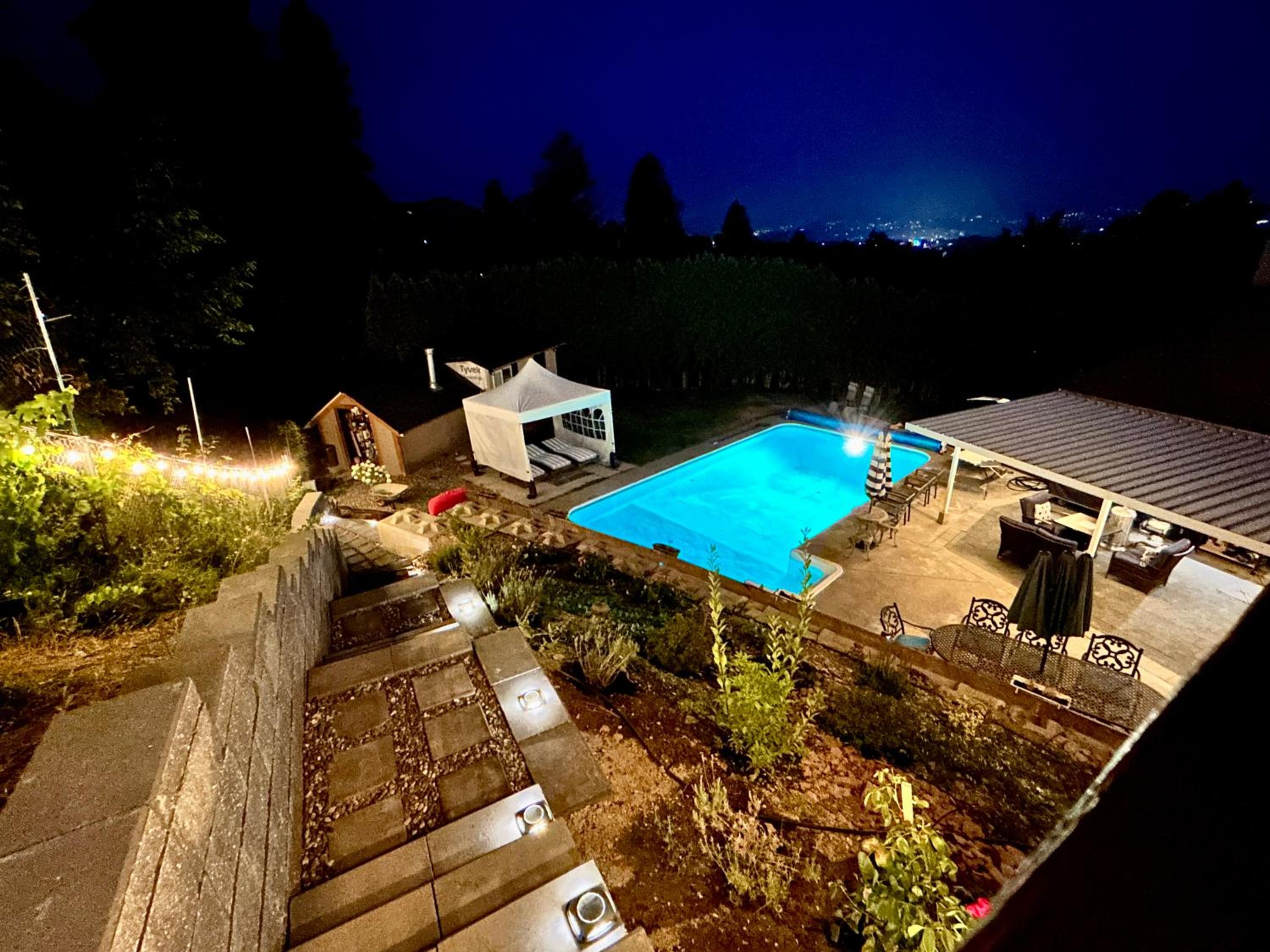 Kelowna Vacations - 2 Suites Not-Interconnected - 2 plus 1 Washroom - Heated Pool and Hot Tub - Property Image 51