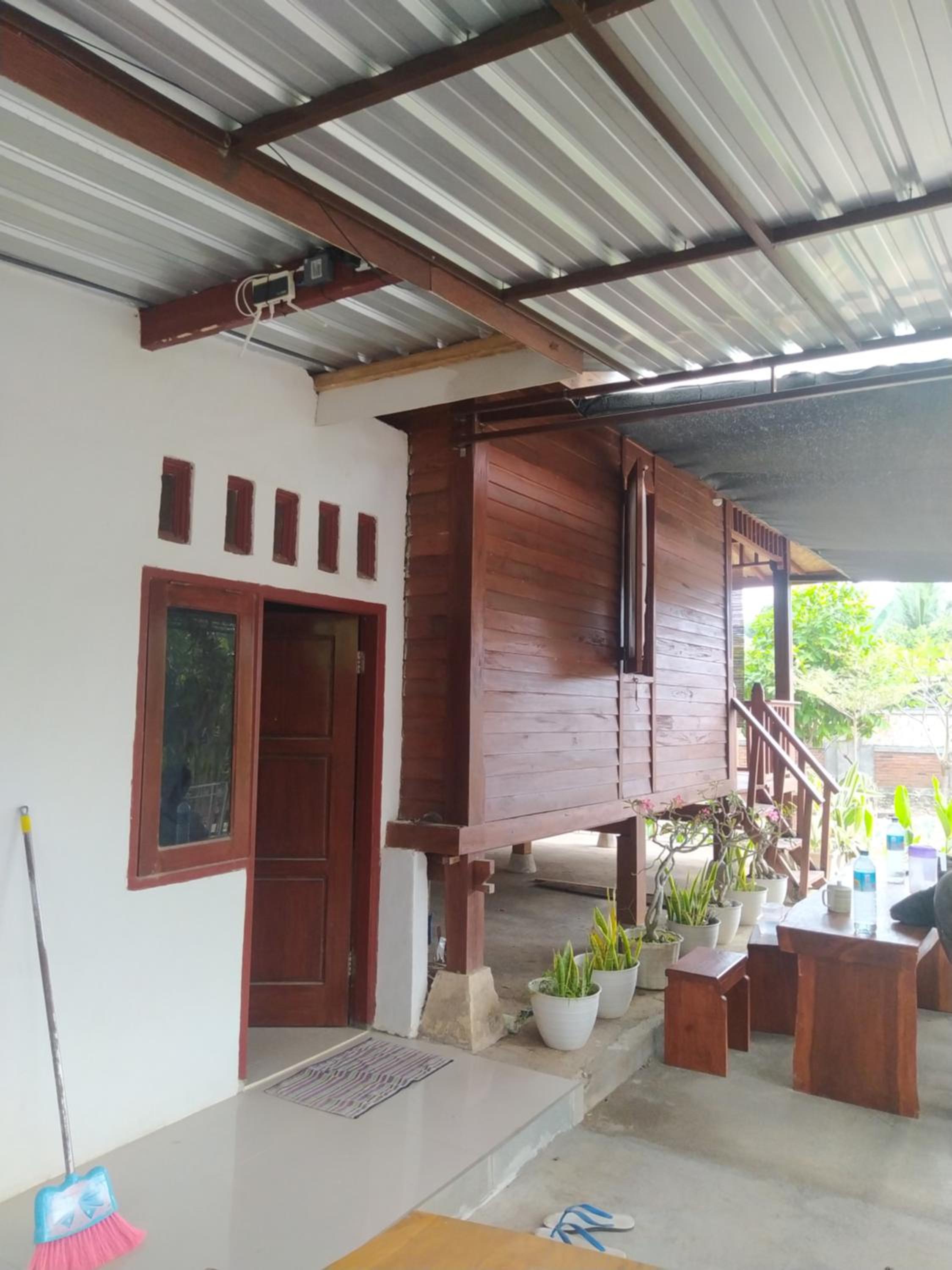 Side house