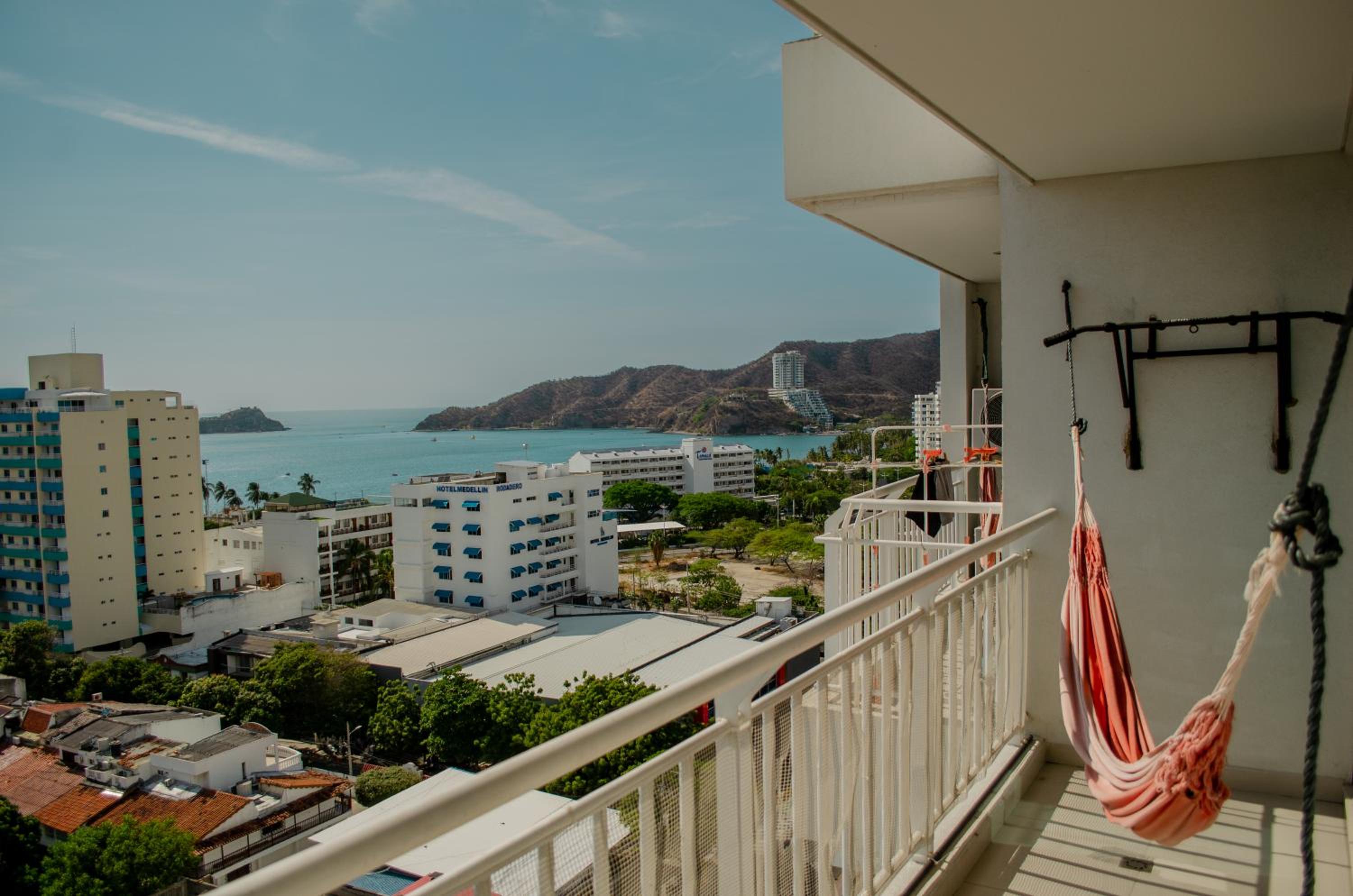 Apto playa, vista al mar, piscina, terraza y parqueo