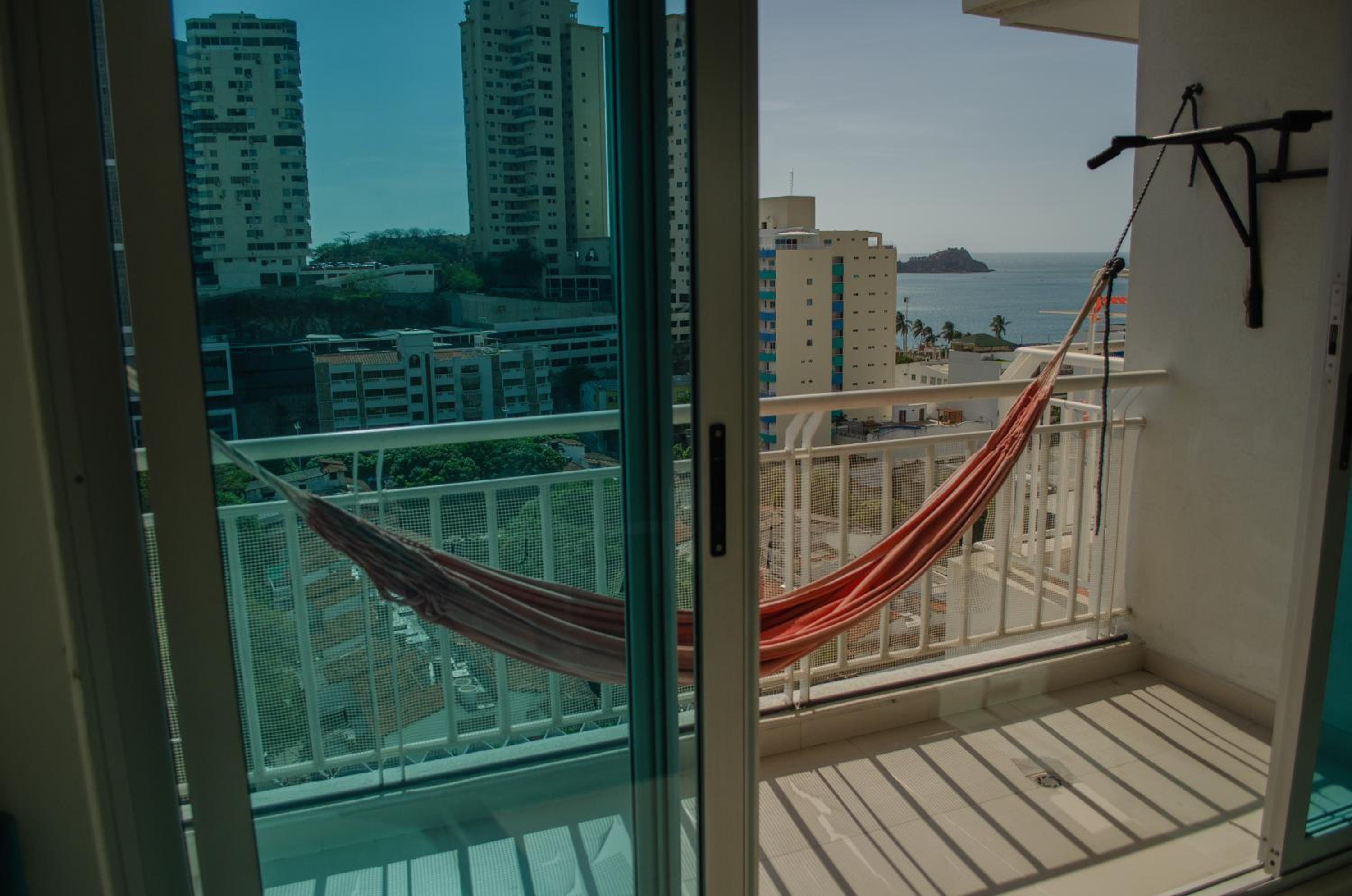 Apto playa, vista al mar, piscina, terraza y parqueo