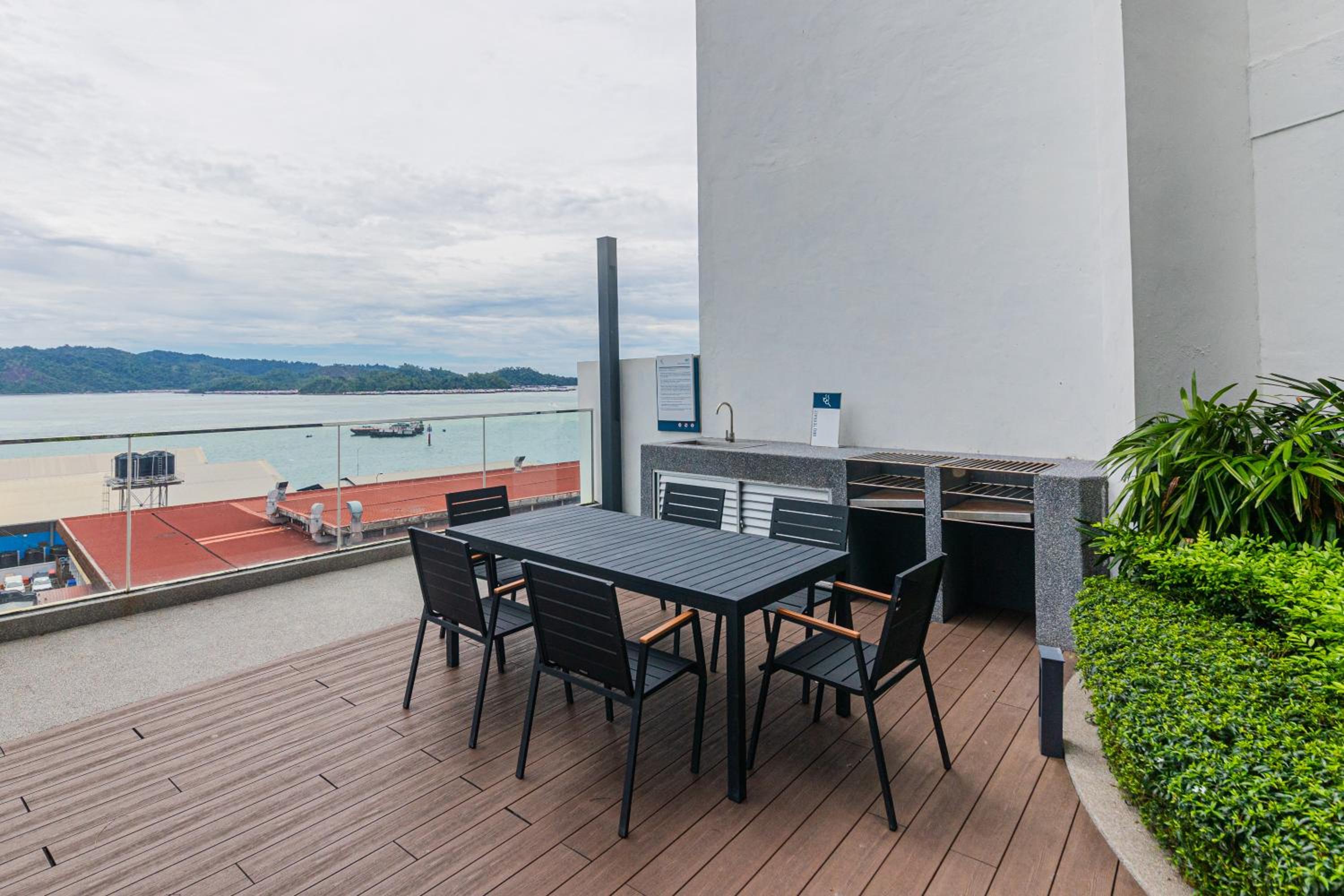 Beautiful Seaview Suites at The Shore Kota Kinabalu photo 7