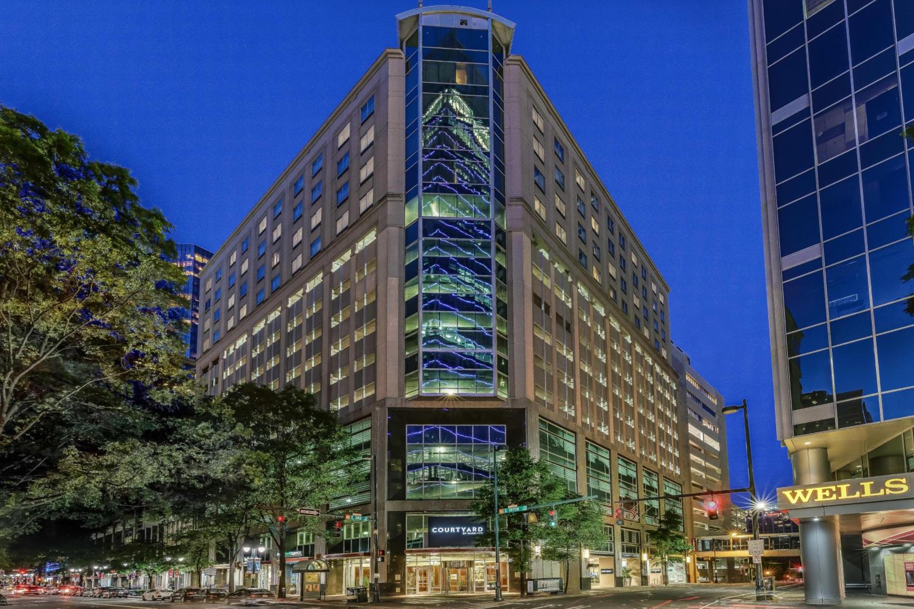 Hotel Courtyard Charlotte City Center - Image 1