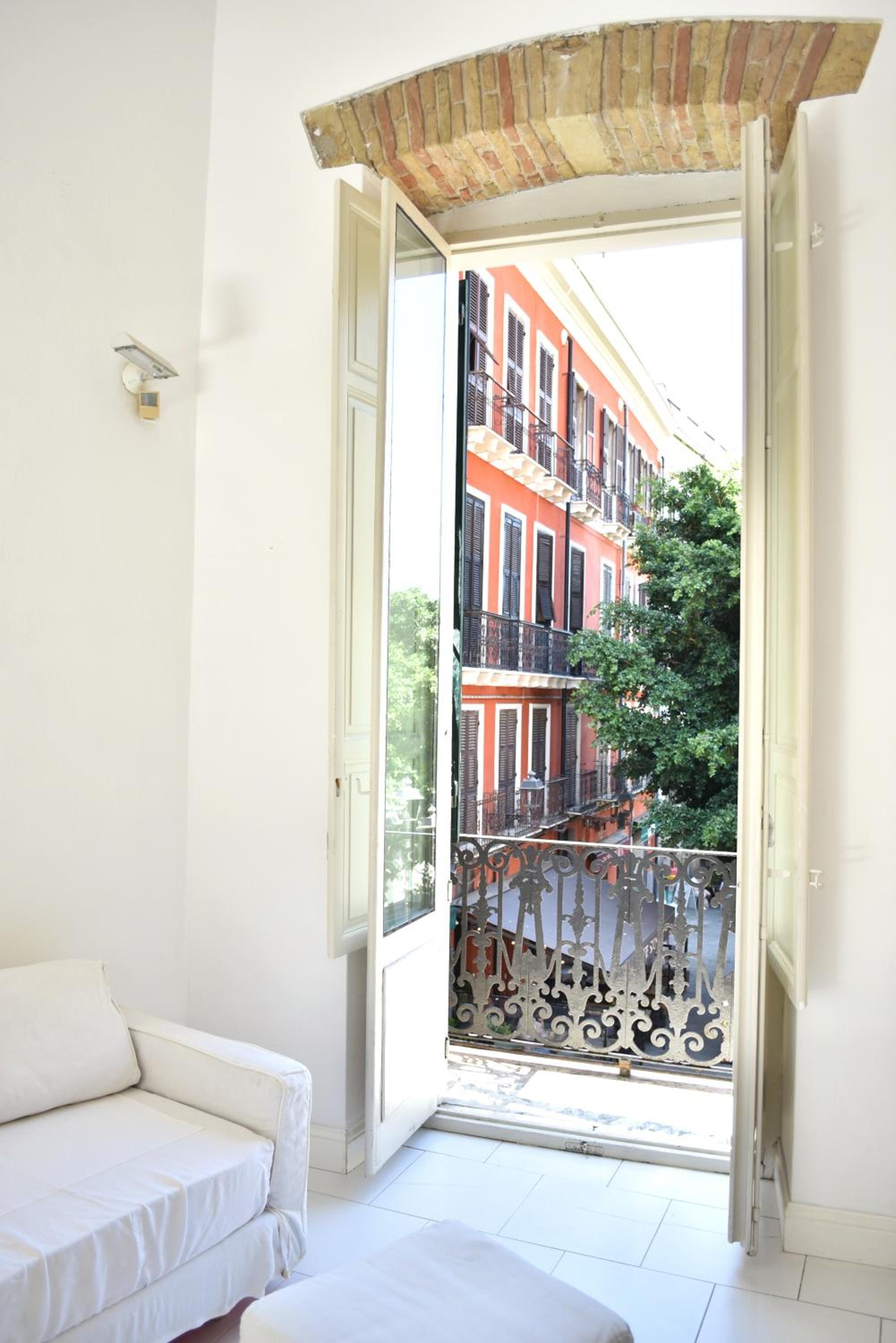 Sinclair , loft in center with original romantic fresco photo 3