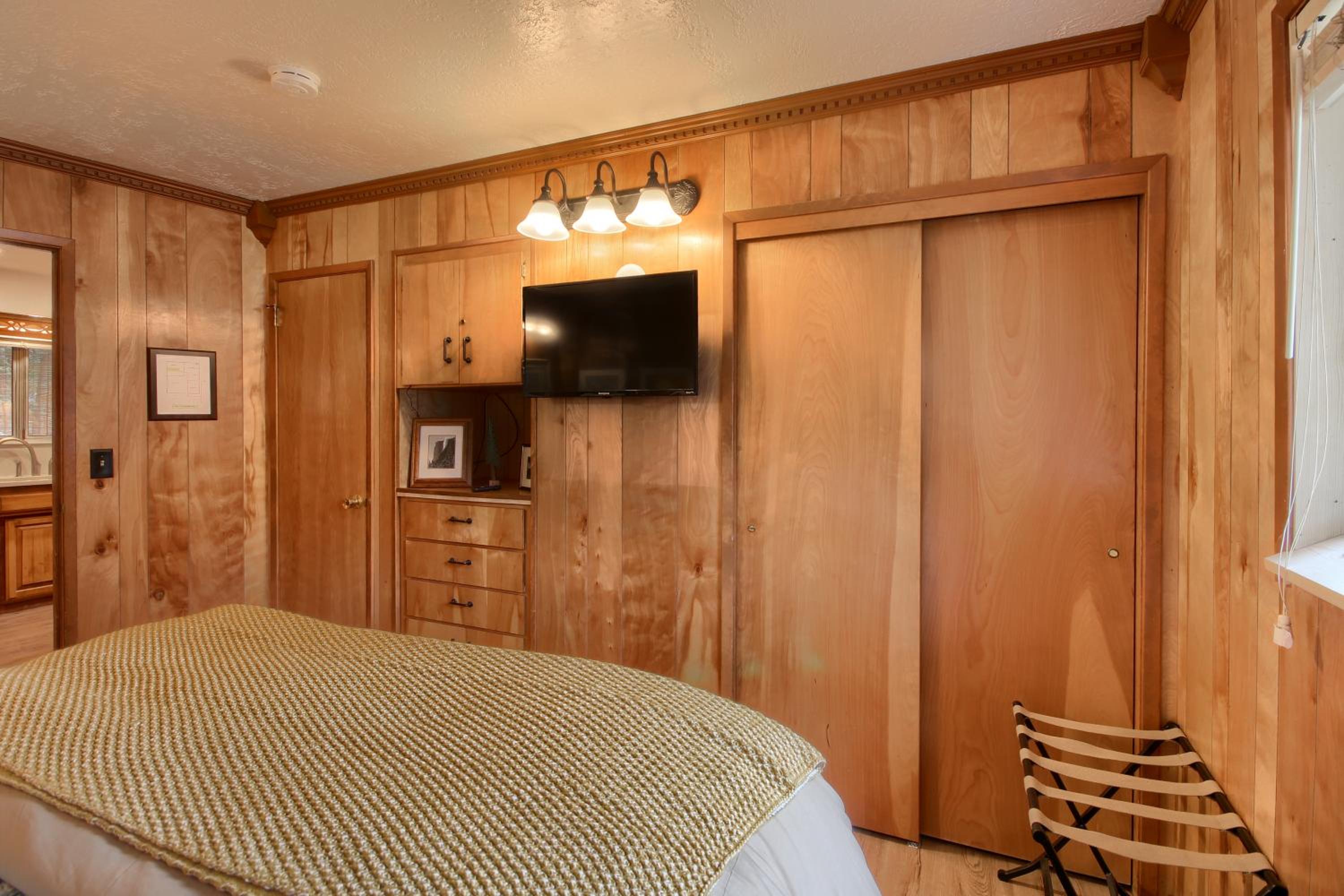 Acorn Alley- inside Yosemite w/spa/firepit/sauna/EV view 5