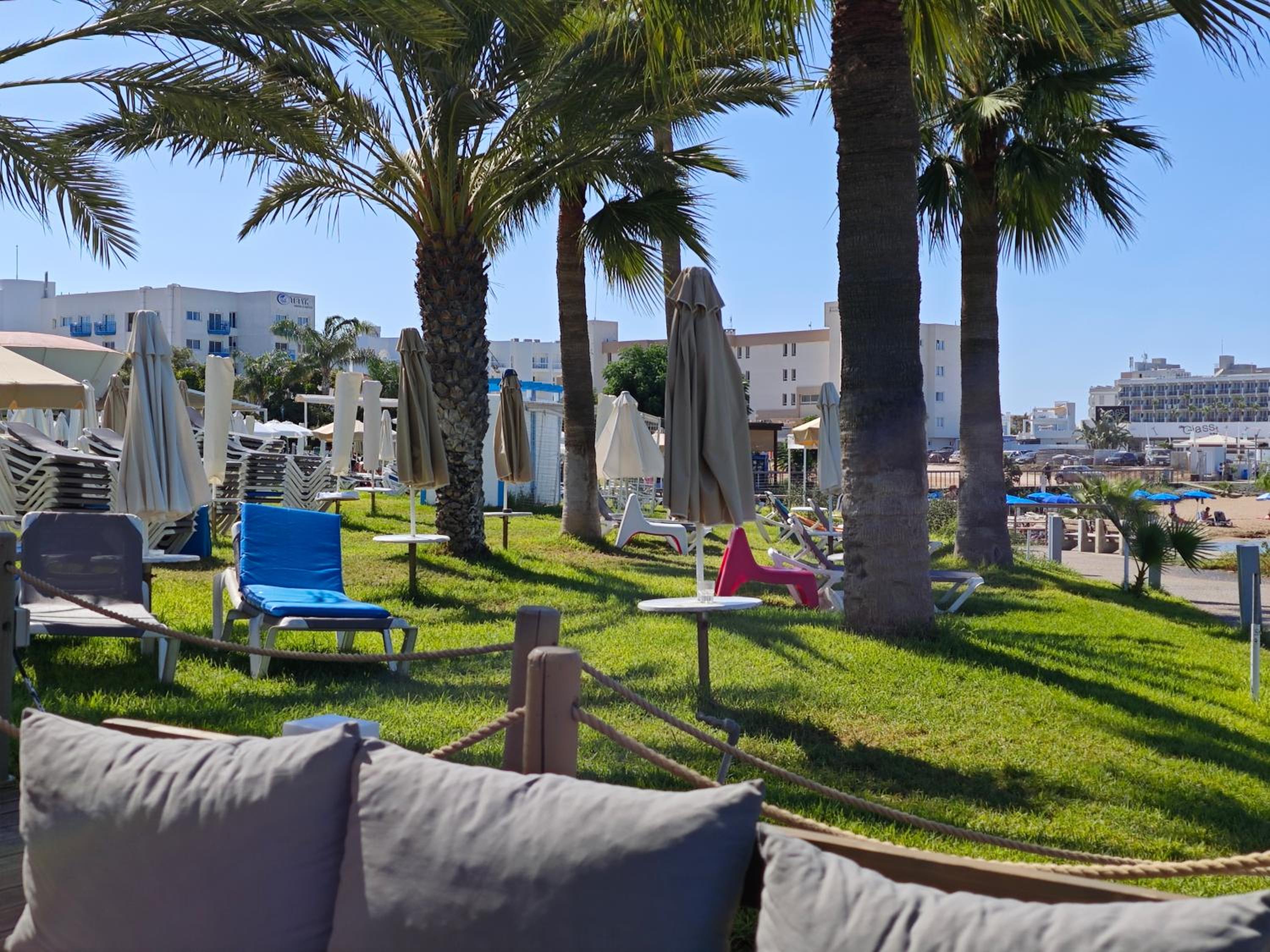 Dream Beach House Steps from the Sea & Free Parking