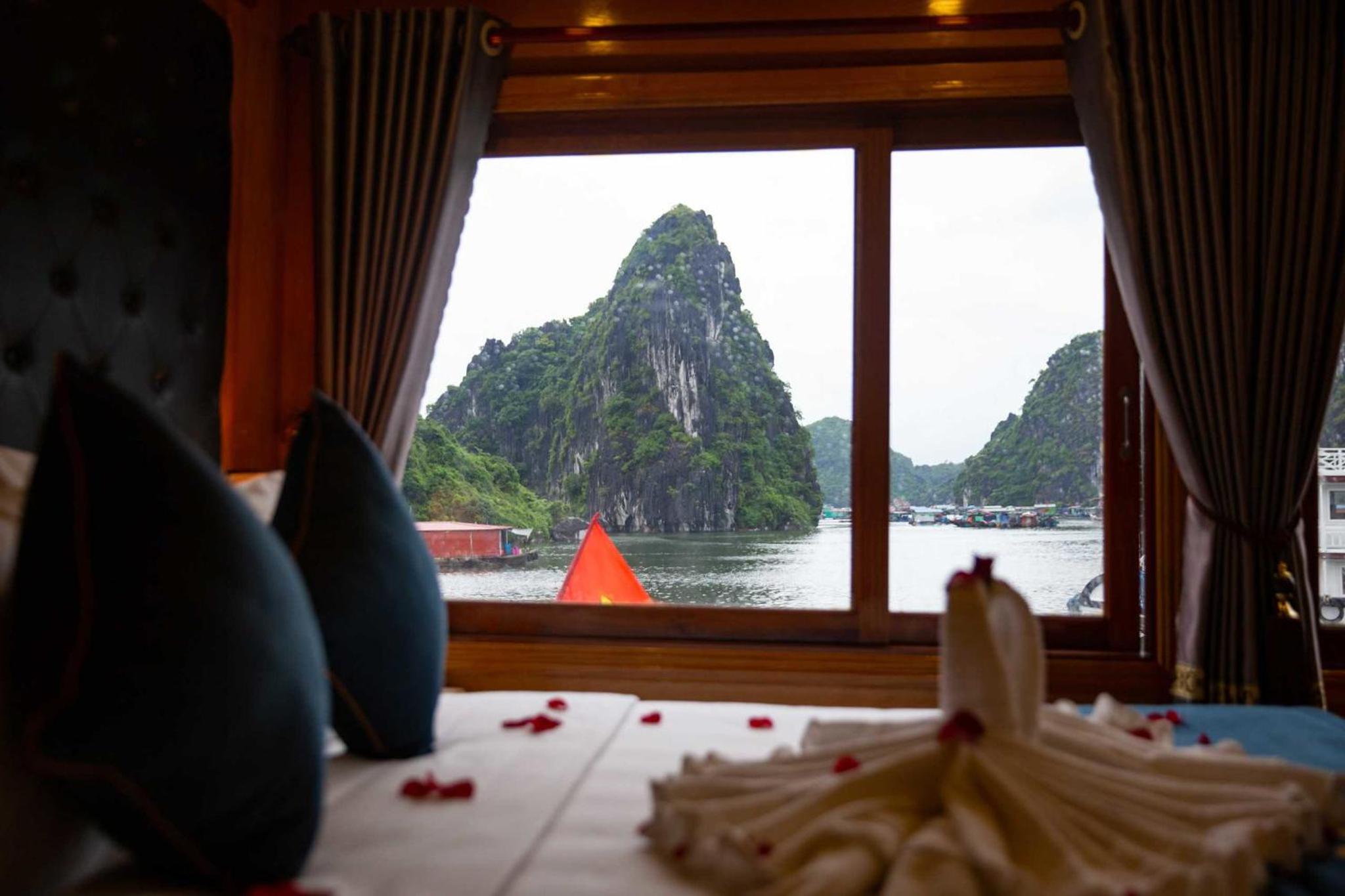 Venezia Boutique Cruises - Catba island