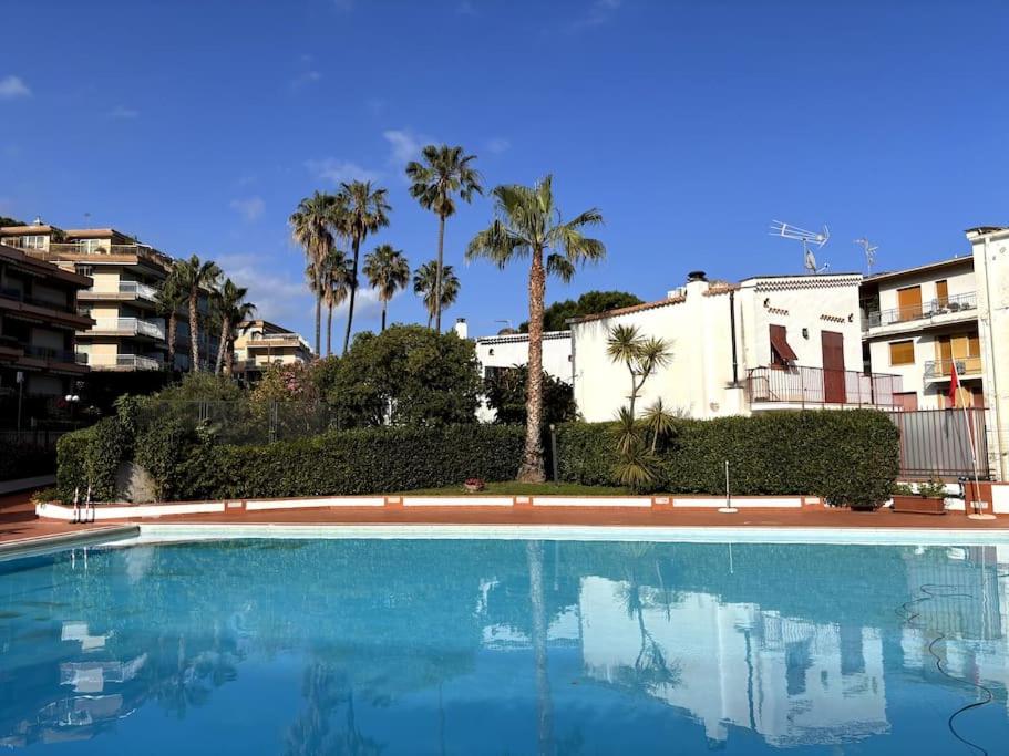 Cozy Seaside Retreat with Sea View & Pool view 4
