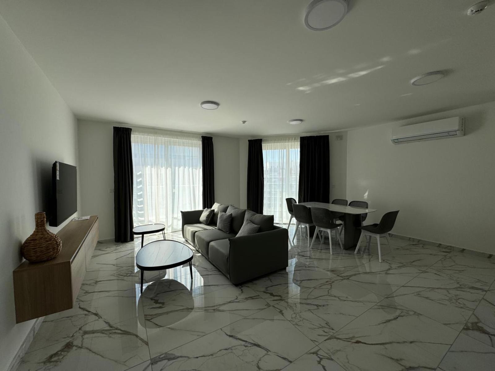 Corner Spacious 2BR Apartment - by HostMT photo 4