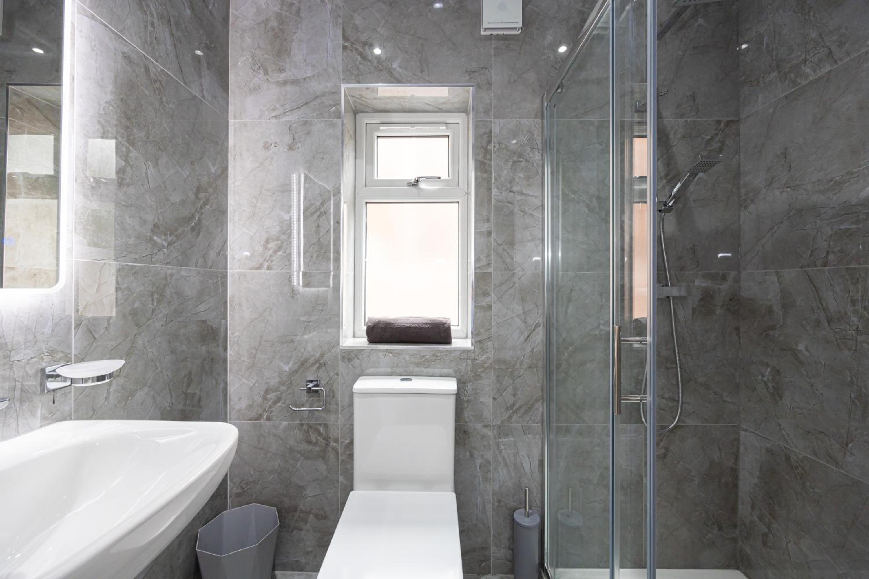 The Kent- Luxury Rooms view 5