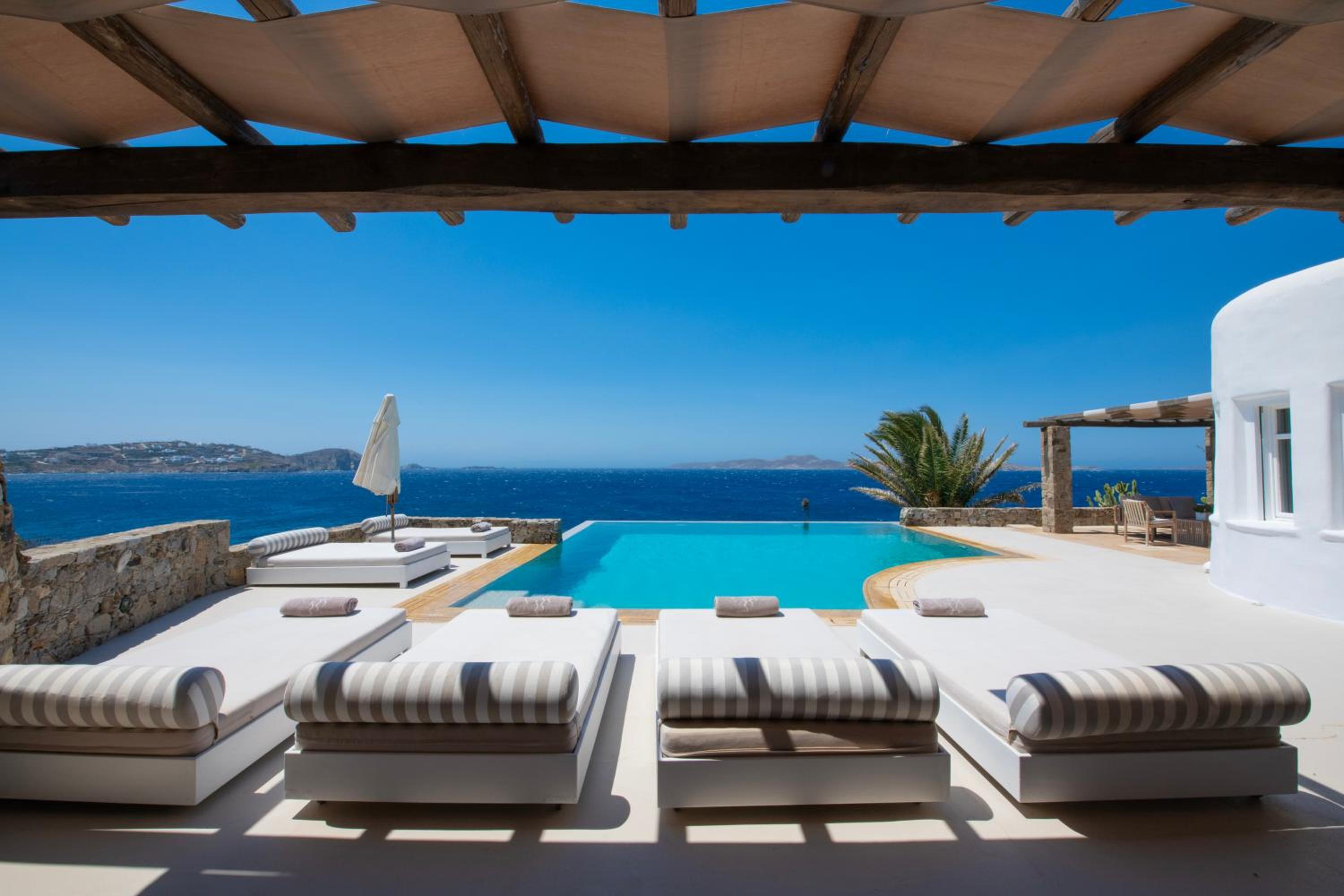 Topos exclusive Mykonos- villa Kymothoe view 2