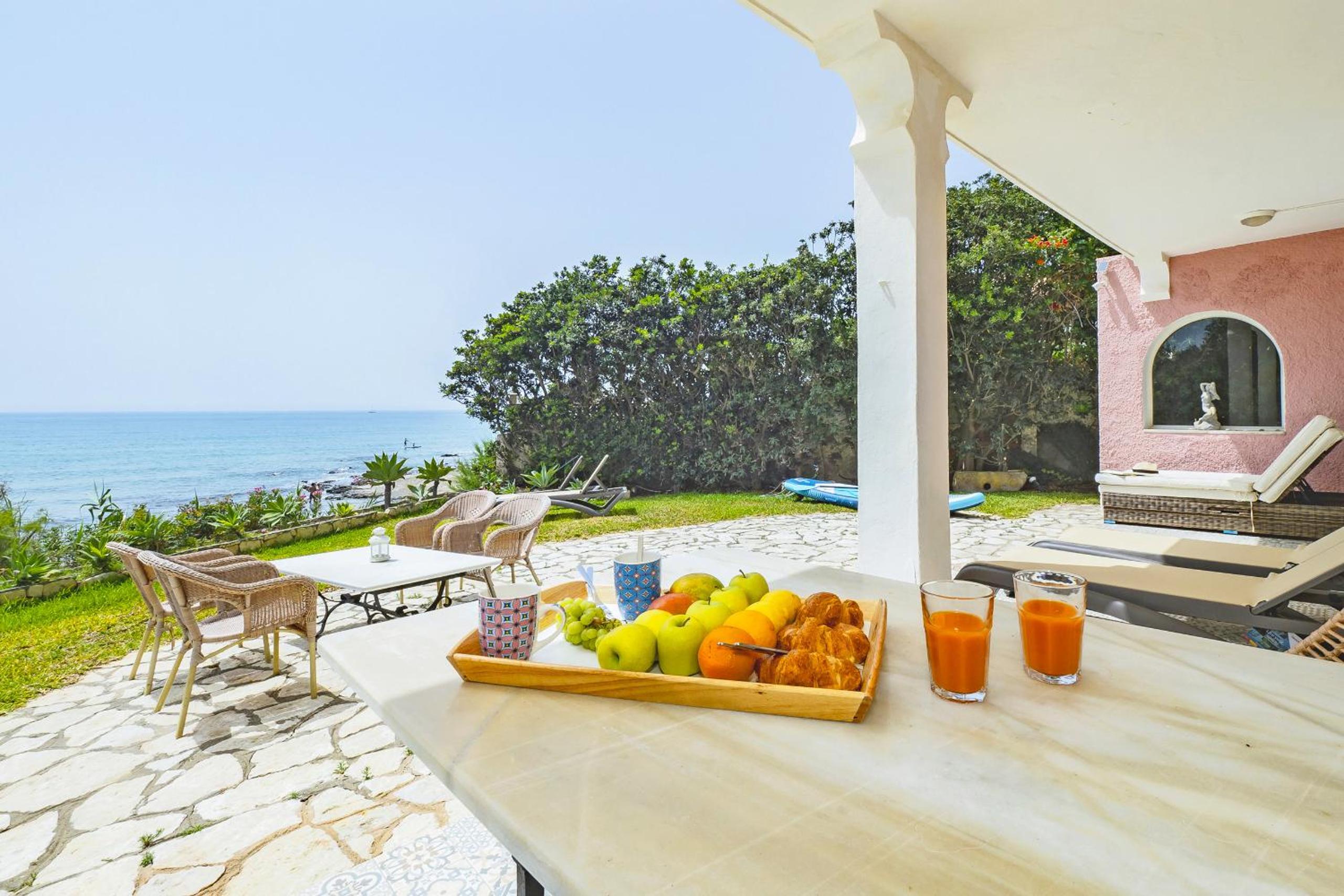 Cubo's Beachfront Villa Khayyam