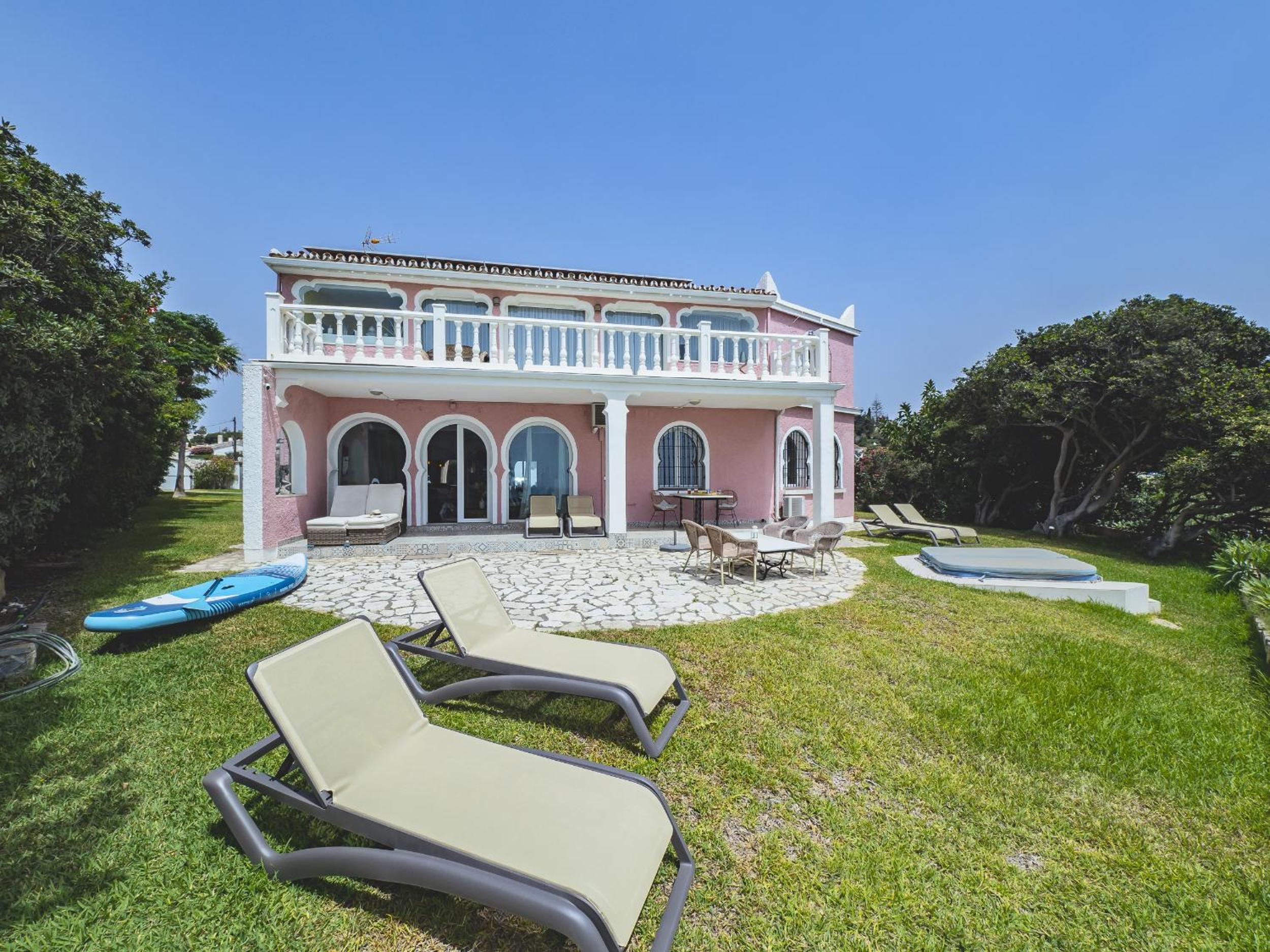 Cubo's Beachfront Villa Khayyam