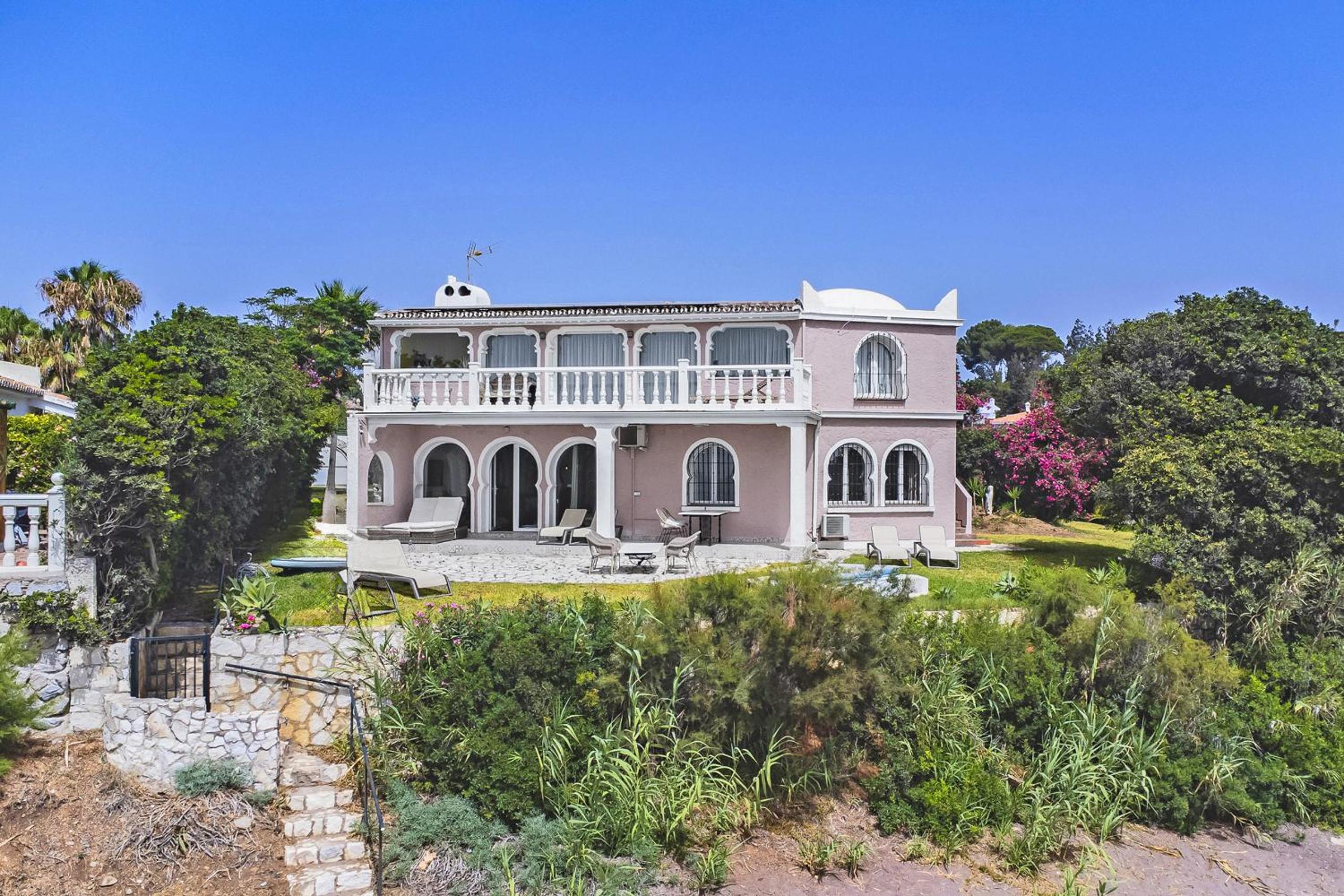 Cubo's Beachfront Villa Khayyam