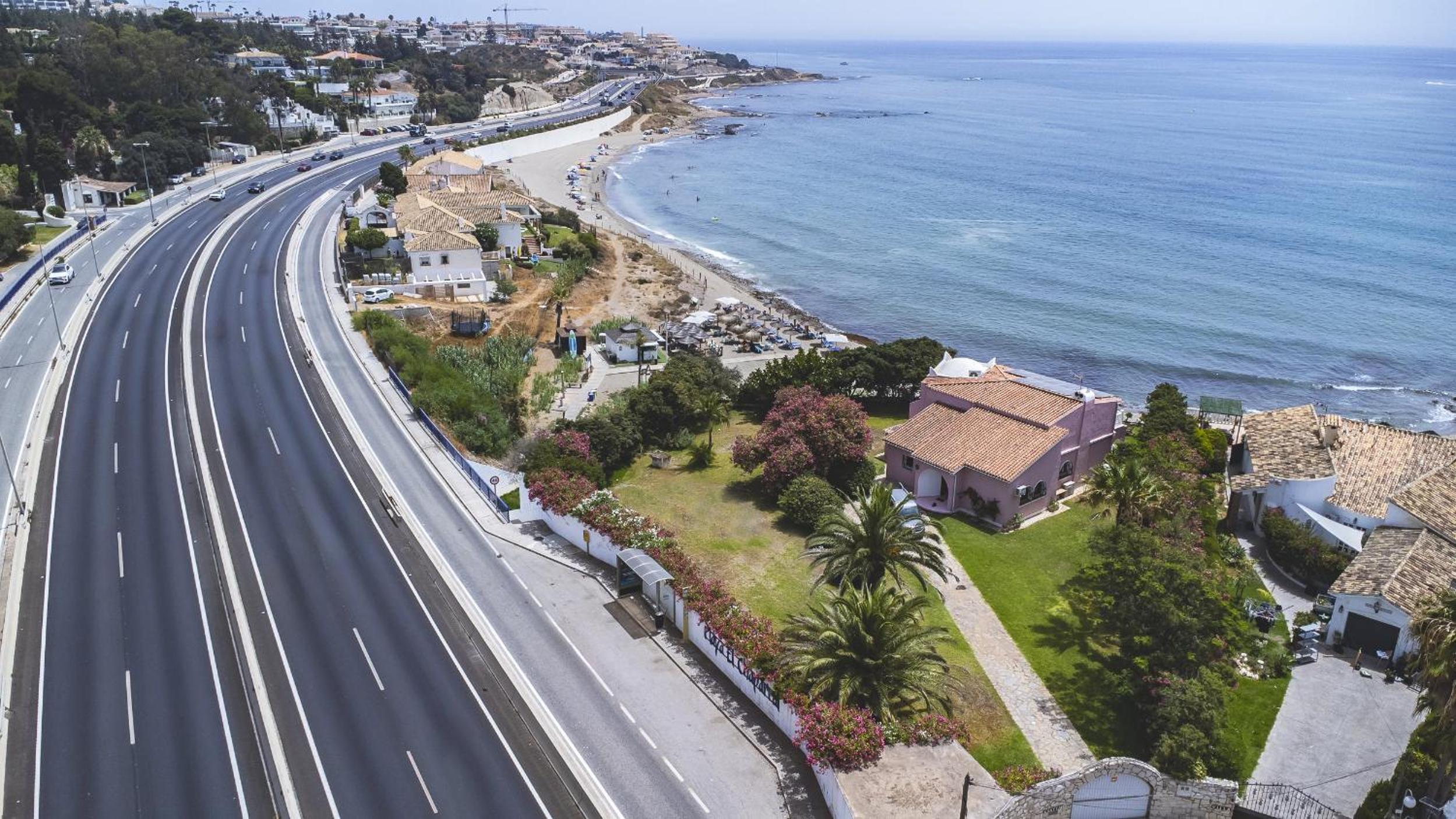 Cubo's Beachfront Villa Khayyam