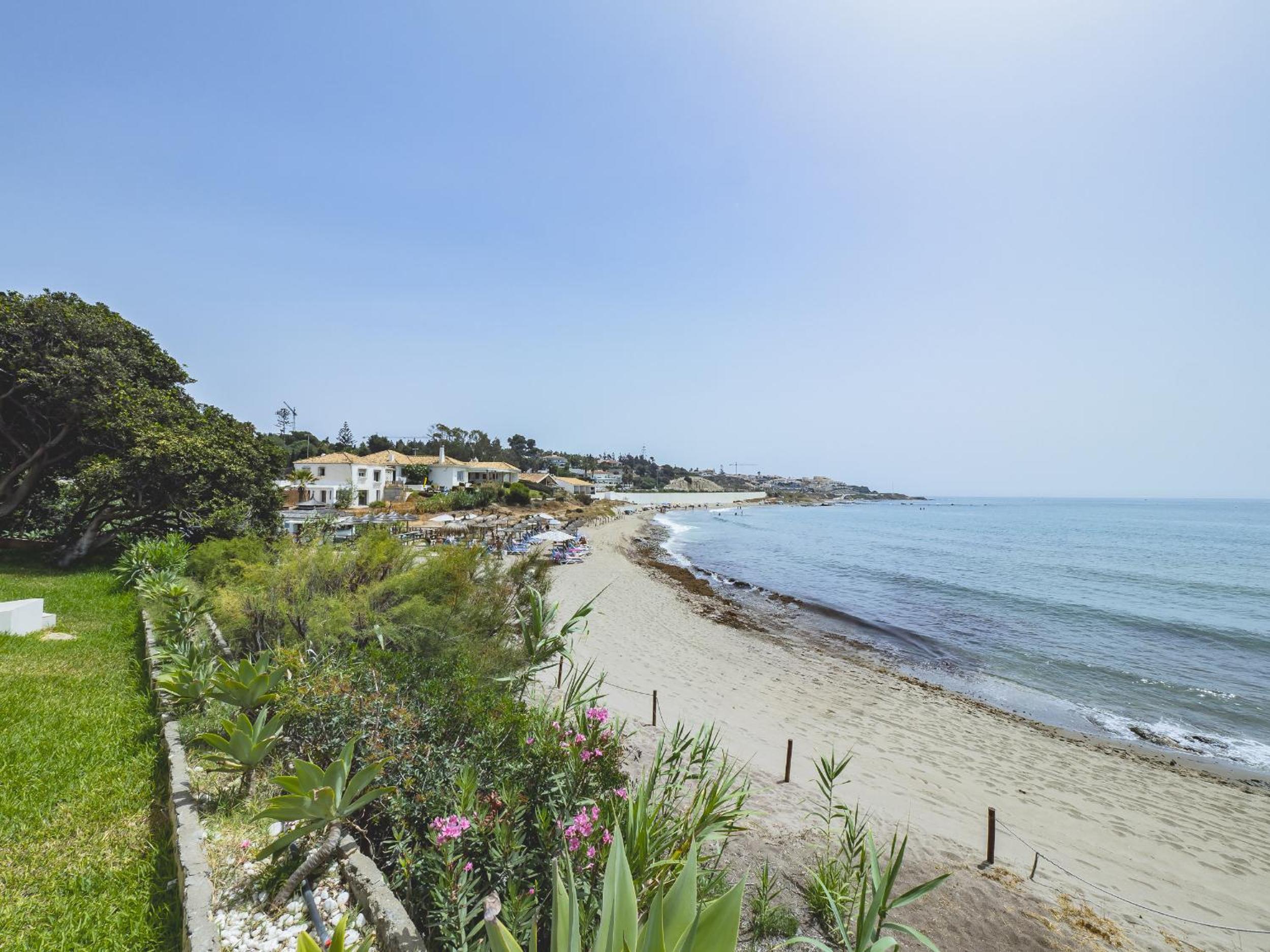 Cubo's Beachfront Villa Khayyam