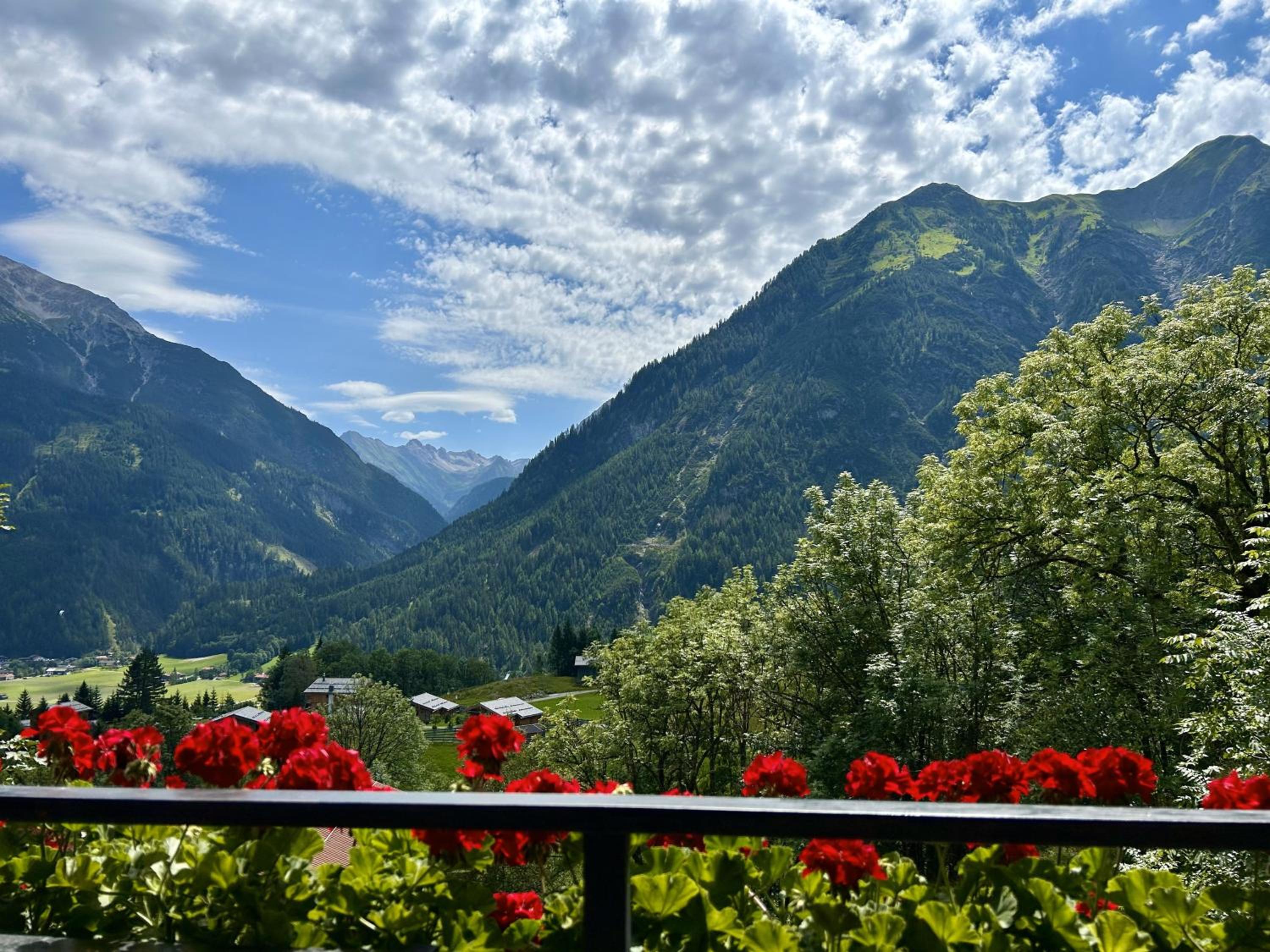 WOLF RETREAT Apartments im Lechtal davor Appartementhaus Michaela