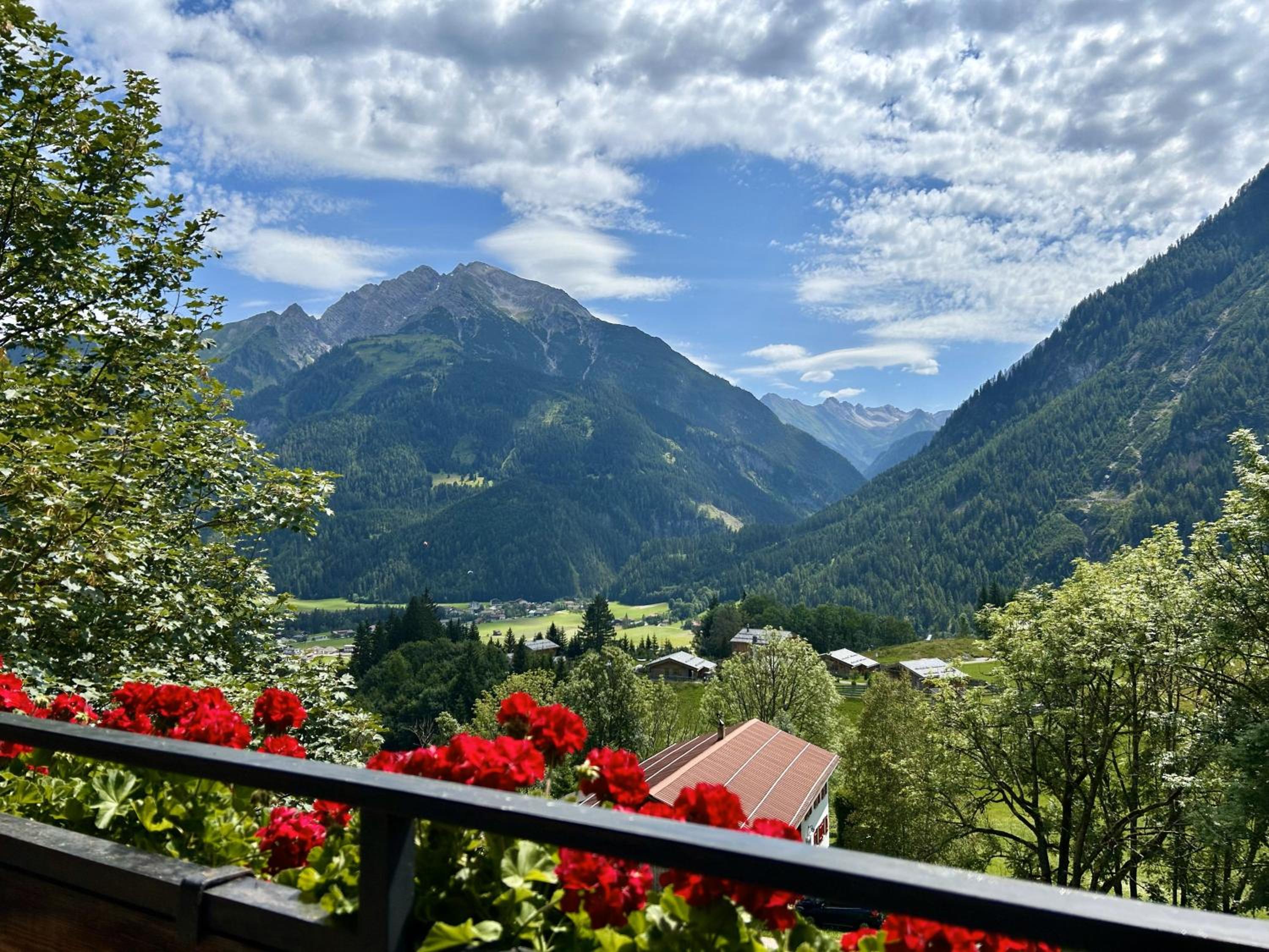 WOLF RETREAT Apartments im Lechtal davor Appartementhaus Michaela
