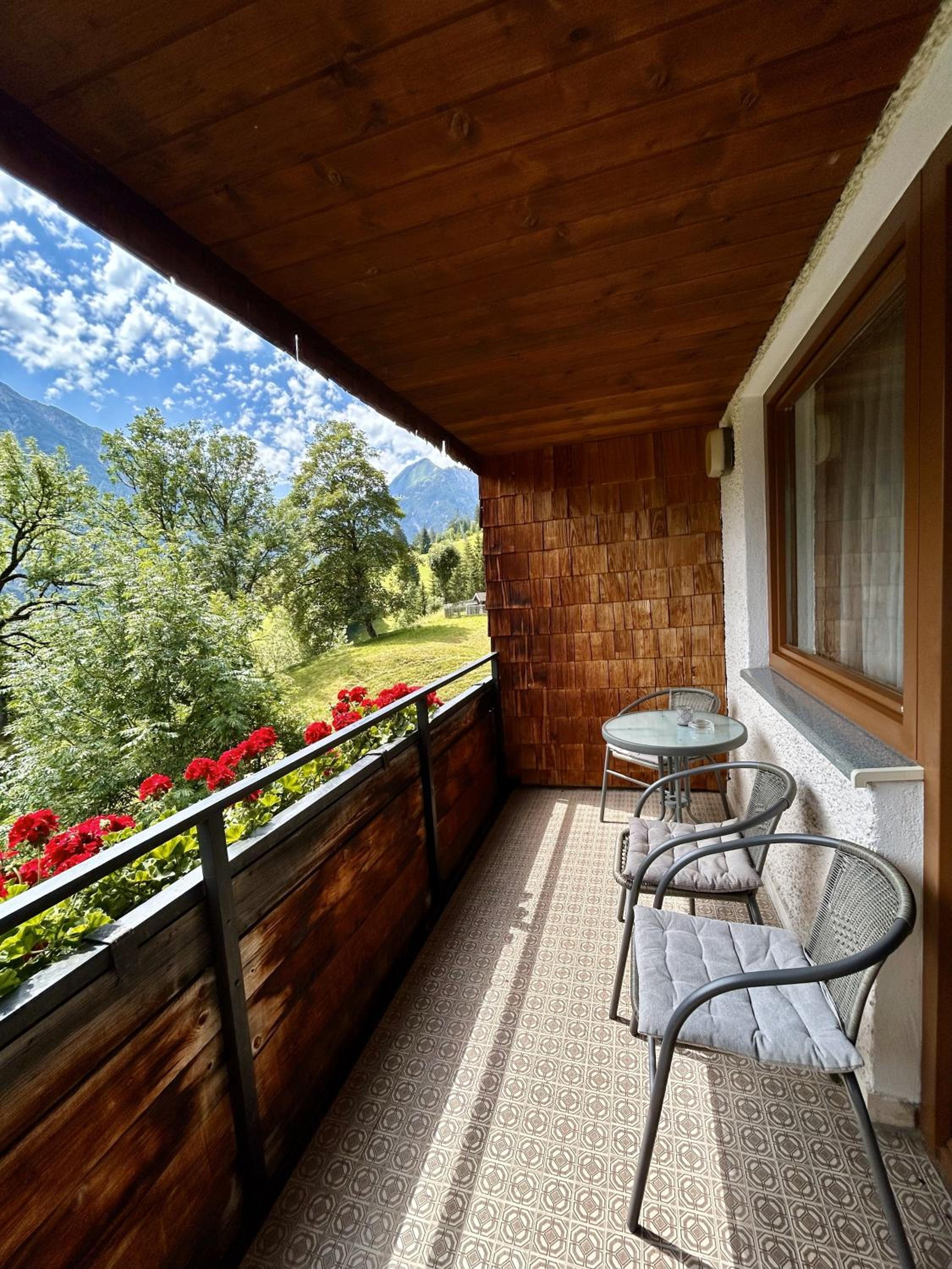 WOLF RETREAT Apartments im Lechtal davor Appartementhaus Michaela