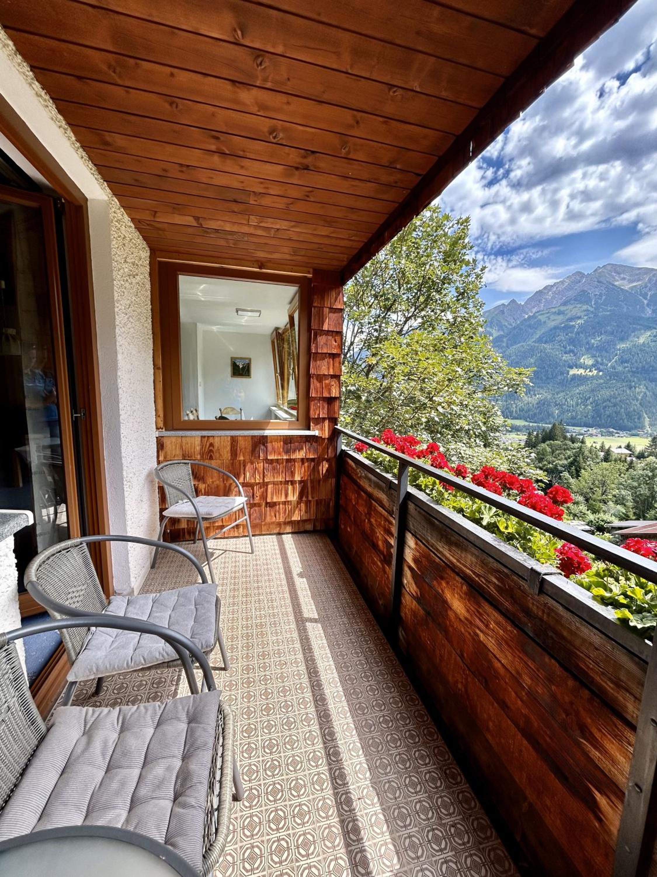 WOLF RETREAT Apartments im Lechtal davor Appartementhaus Michaela