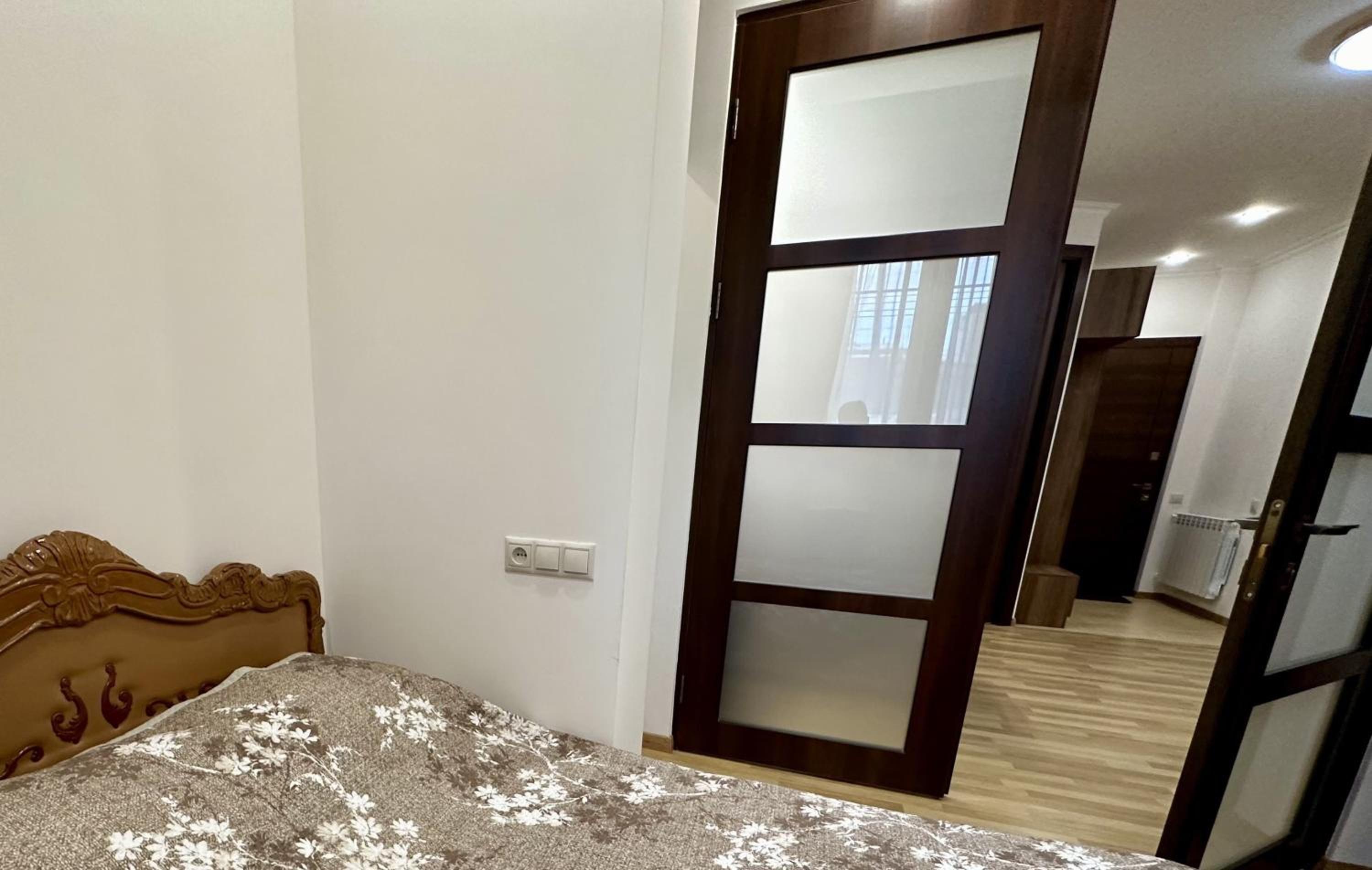 Newly-renovated comfortable apartment next to Metro Station