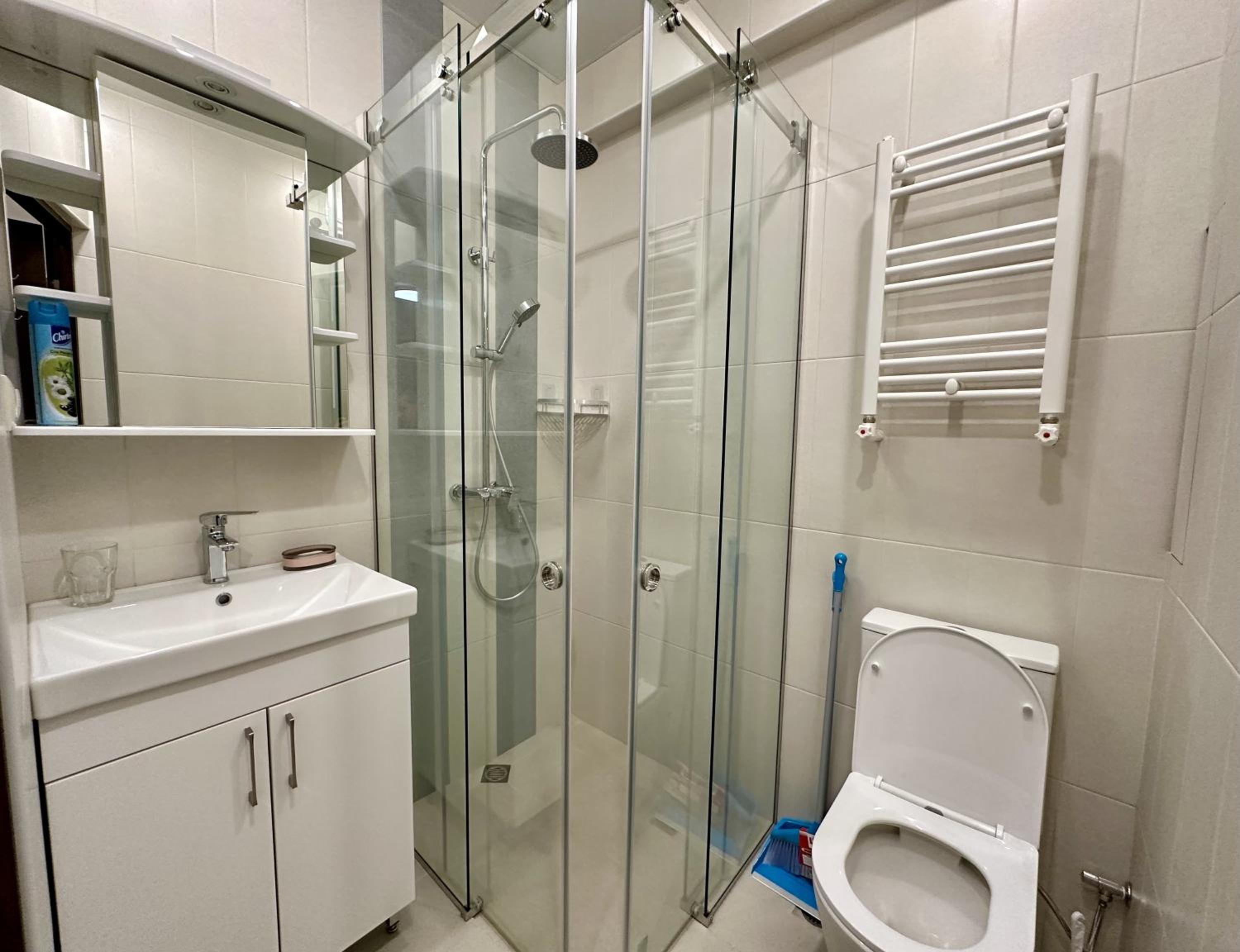 Newly-renovated comfortable apartment next to Metro Station