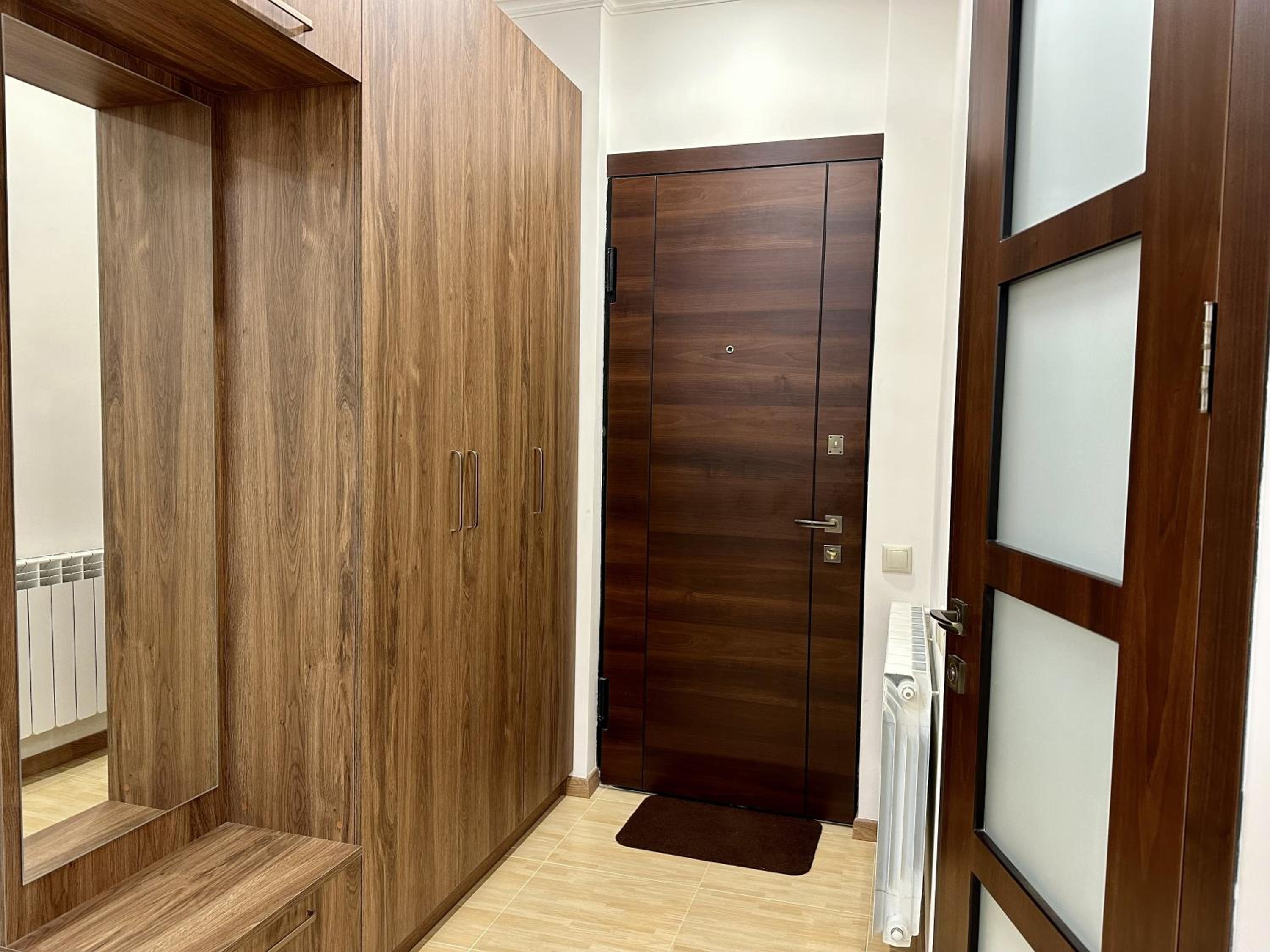 Newly-renovated comfortable apartment next to Metro Station