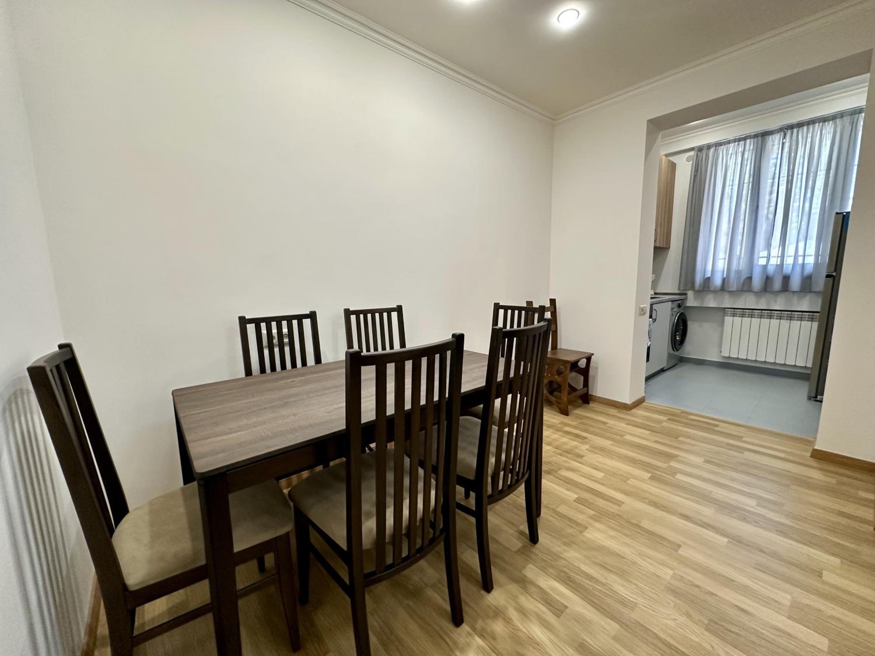 Newly-renovated comfortable apartment next to Metro Station