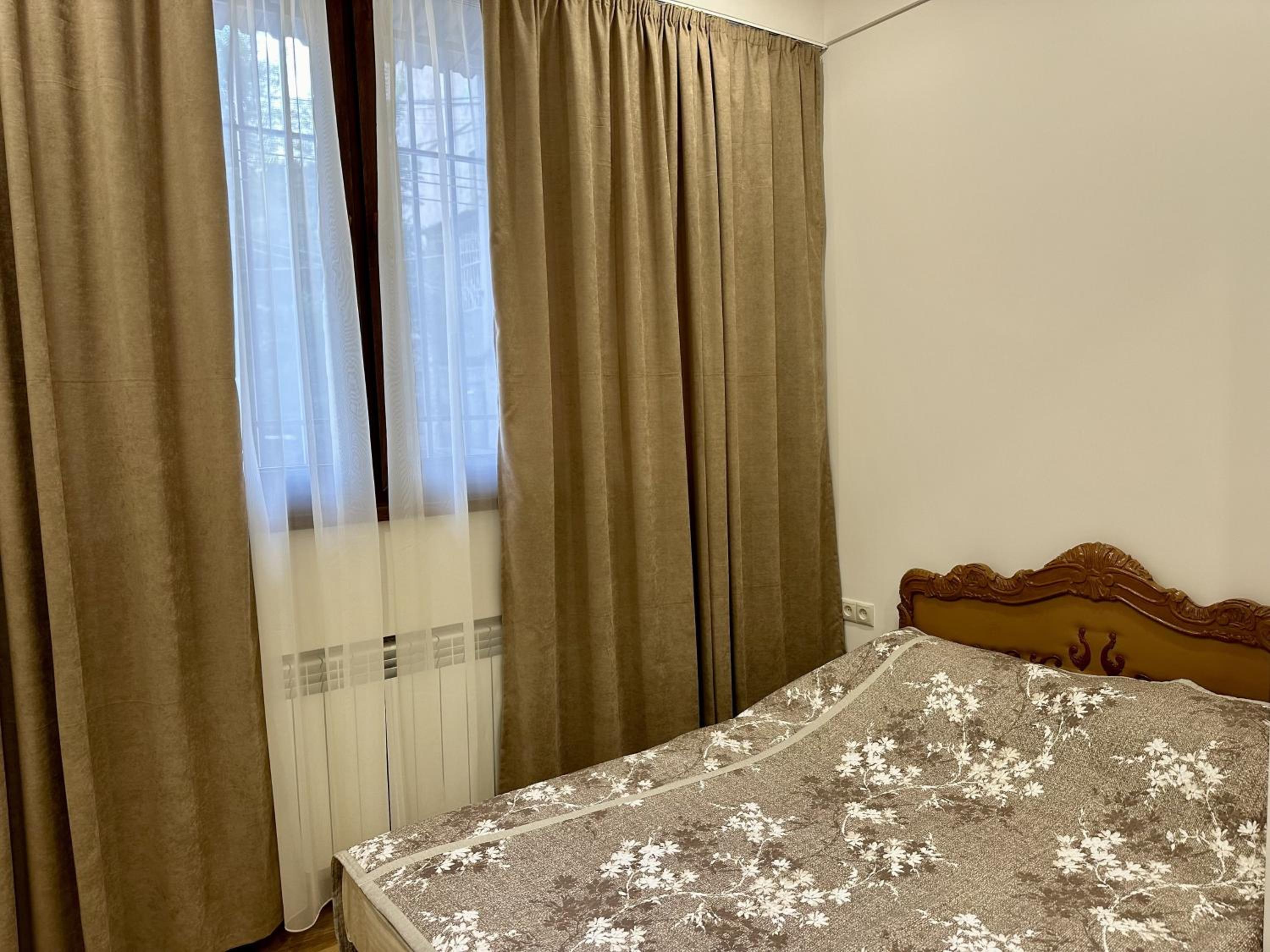Newly-renovated comfortable apartment next to Metro Station