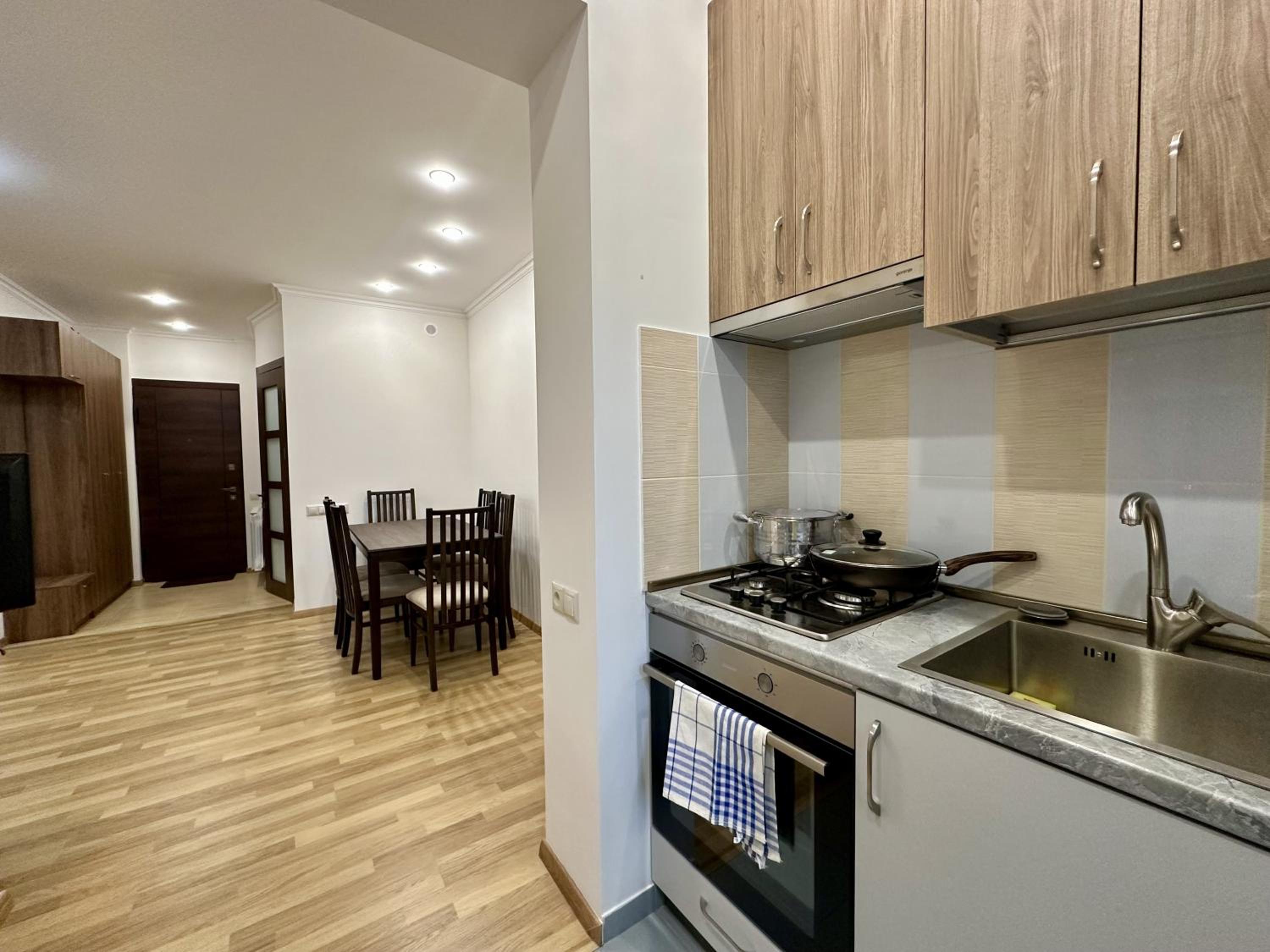 Newly-renovated comfortable apartment next to Metro Station